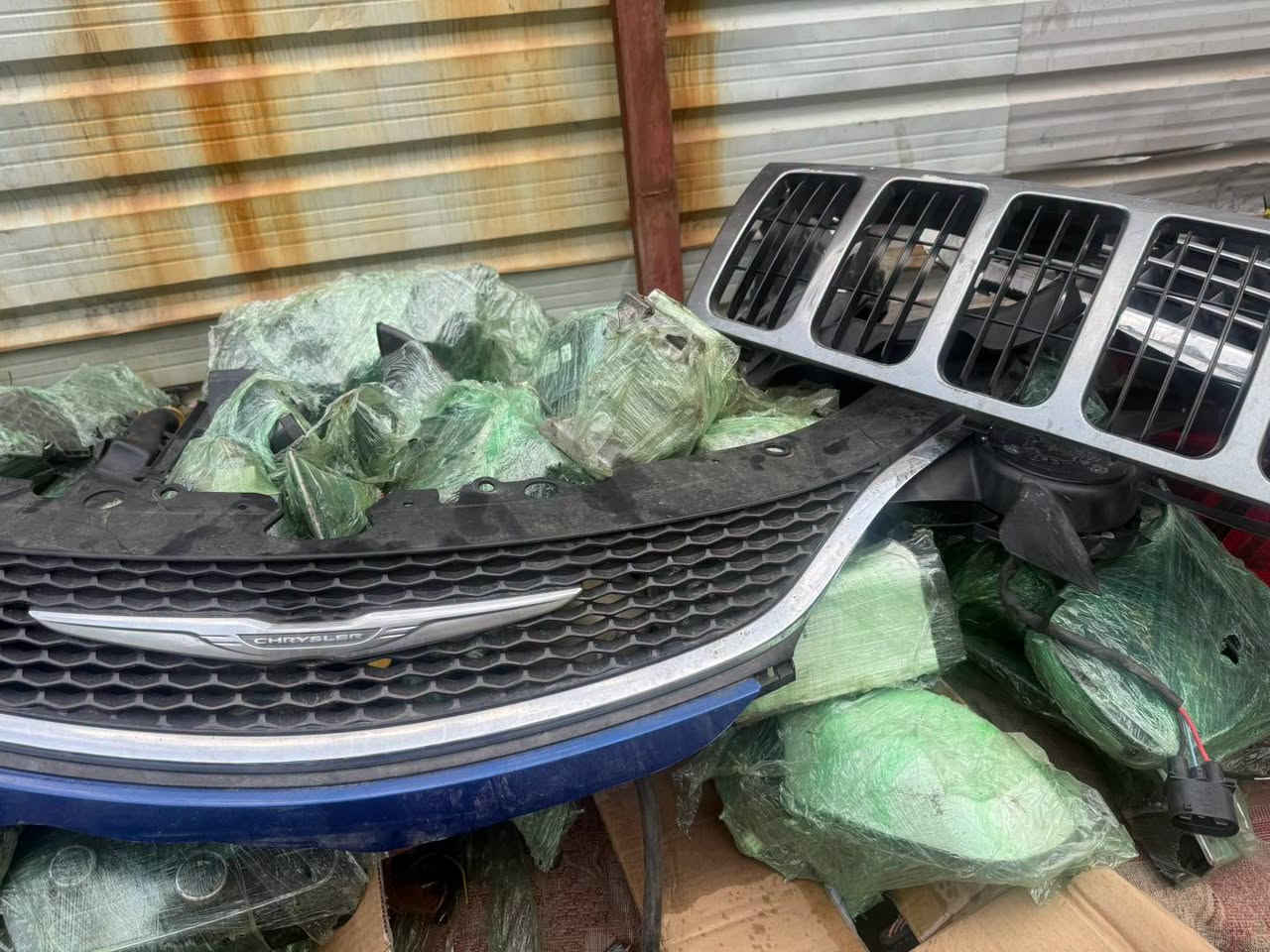 متوفر ماصدات وشباك كرايسلر c200
