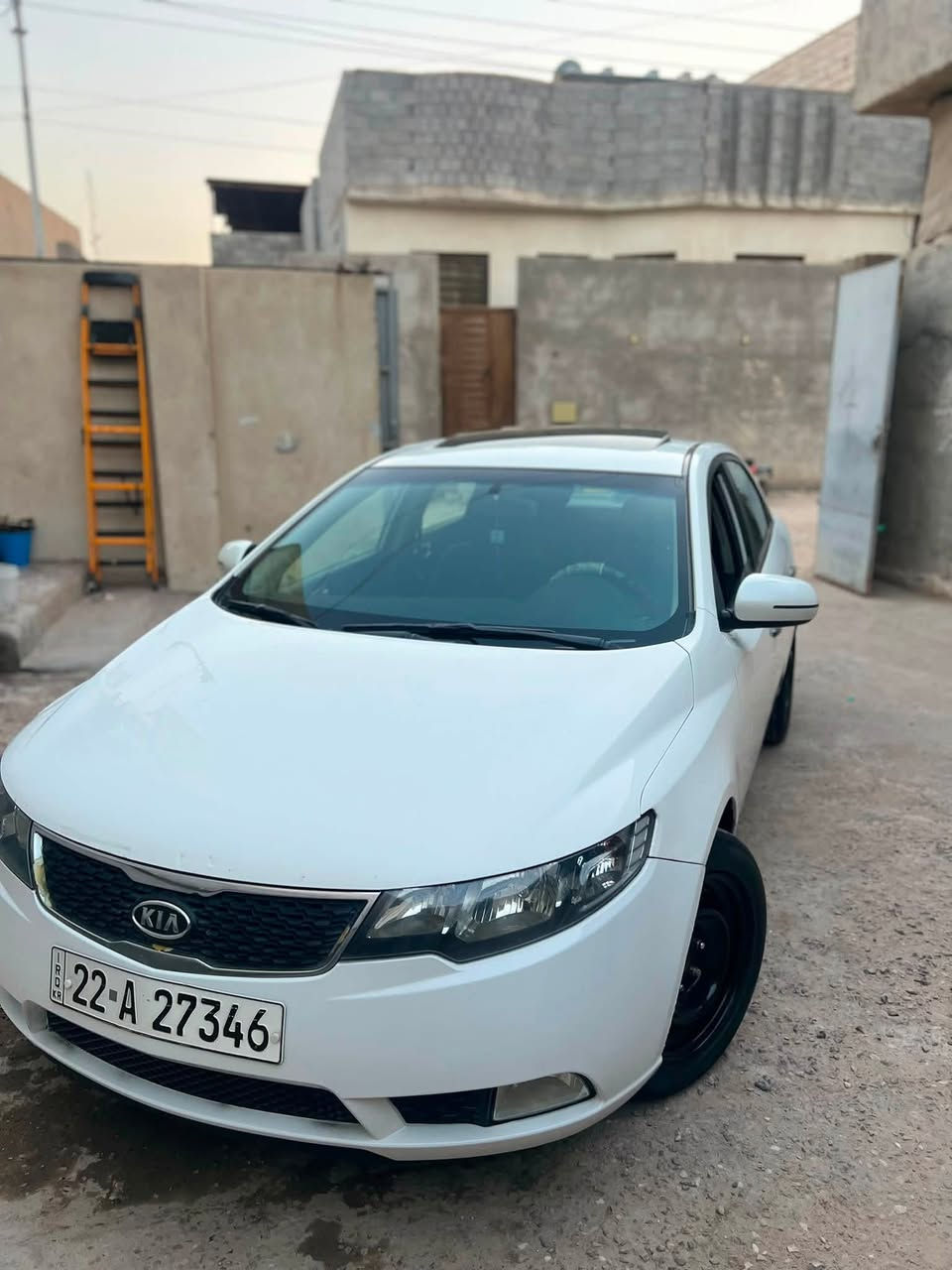 السلام عليكم للبيع سيراتو 2013 فول للاخير فقط بدون بصمه مكينه كير بلاد تخم تاير جديد حداديه 100%تبريد وي السويج رقم أربيل تحويل او وكاله سنويه صار جم يوم من انتهت  السياره. بيها صبغ الداير مال الجاملغ الخلفي جهة اليمنه وبيها بارد بين البابين فقط مكاني بصره ***********السعر 107سياره جاهزه من كلشي
