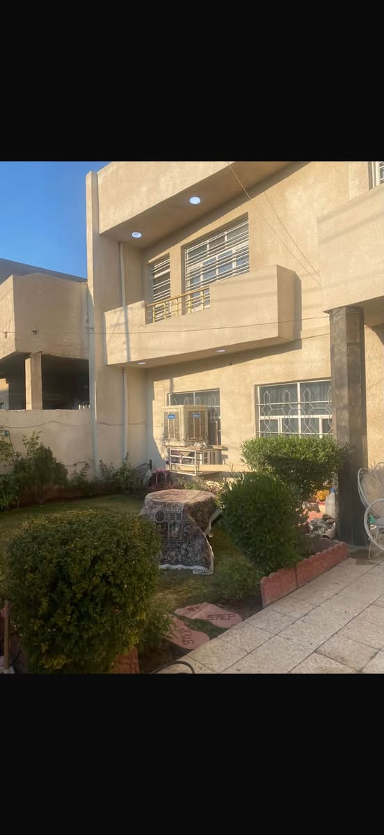 بيت للبيع المساحة 200 متر
يحتوي على 4 غرف 
الطابق الثاني بناء جديد
الموقع السويب منطقة 200
الاستفسار الاتصال على الرقم ***********
