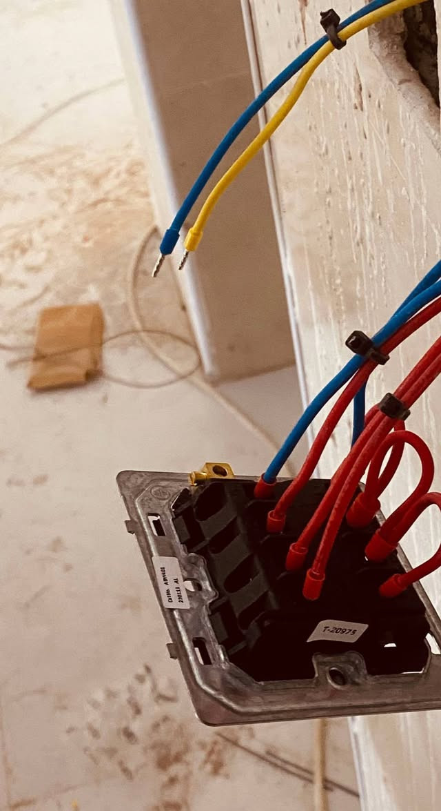 مرة خصة الادمن
تاسيس كهربائيات 
رقم الهاتف/***********
