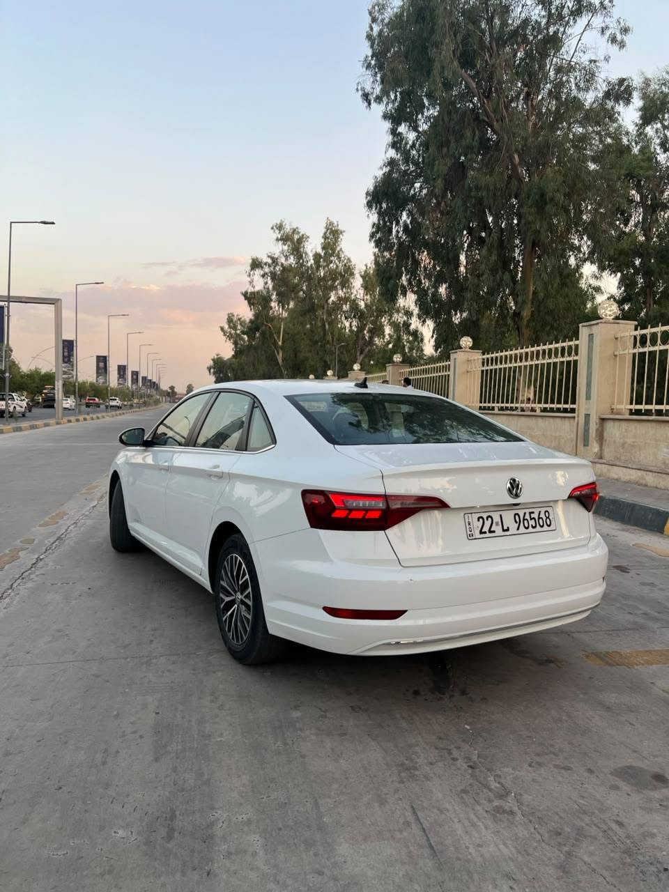 🚗 للبيع: فولكس واجن جيتا SE (Volkswagen Jetta SE) 🚗
المواصفات العامة:
 الموديل / 2021
 الفئة: SE (فئة أصلية ومميزة)
 اللون: أبيض 
 الرقم :رقم أربيل ألماني هزاز وتحويل جاهز (22 L 96568)
 المسافة المقطوعة :/31  ألف ميل
المواصفات الفنية والتجهيزات (SE):
 المحرك: 1.4L Turbo (تيربو) اقتصادية جداً في استهلاك البنزين مع عزم وقوة ممتازة.
 كير: أوتوماتيك (8 نمر) مع وضعيات قيادة مختلفة (Eco / Normal / Sport).
 المقصورة والراحة:
 فتحة سقف / سقف بانورامي أسود.
 مقاعد جلد عالية الجودة مع خاصية التدفئة.
 دخول بدون مفتاح (بصمة أبواب) + تشغيل بصمة.
 شاشة لمس تدعم Apple CarPlay و Android Auto.
 كاميرا خلفية بدقة عالية.
 نظام تكييف دبل زون (تحكم منفصل للراكب والسائق).
 رادار ومراقبة النقطة العمياء (Blind Spot Monitor) مع تنبيه المرور الخلفي.
 الخارجية:
 إضاءة LED بالكامل (أمامي وخلفي مع إضاءة نهارية DRL).
 ويل كورم (جنوط) أصلية بمقاس متميز مع إطارات بحالة ممتازة.
حالة السيارة (الضرر والصبغ):
 الضرر : قطعتين صبع  كفالة عامة من الغرق و/ أمكفولة مكينة وكير وبدّي].
 حالة البدن: البدن ممتاز ونظيف جداً كما موضح بالصور.

 السعر المطلوب:  $145 ورقة 
 مكان التواجد:  اربيل 

 رقم الهاتف/واتساب: ***********
