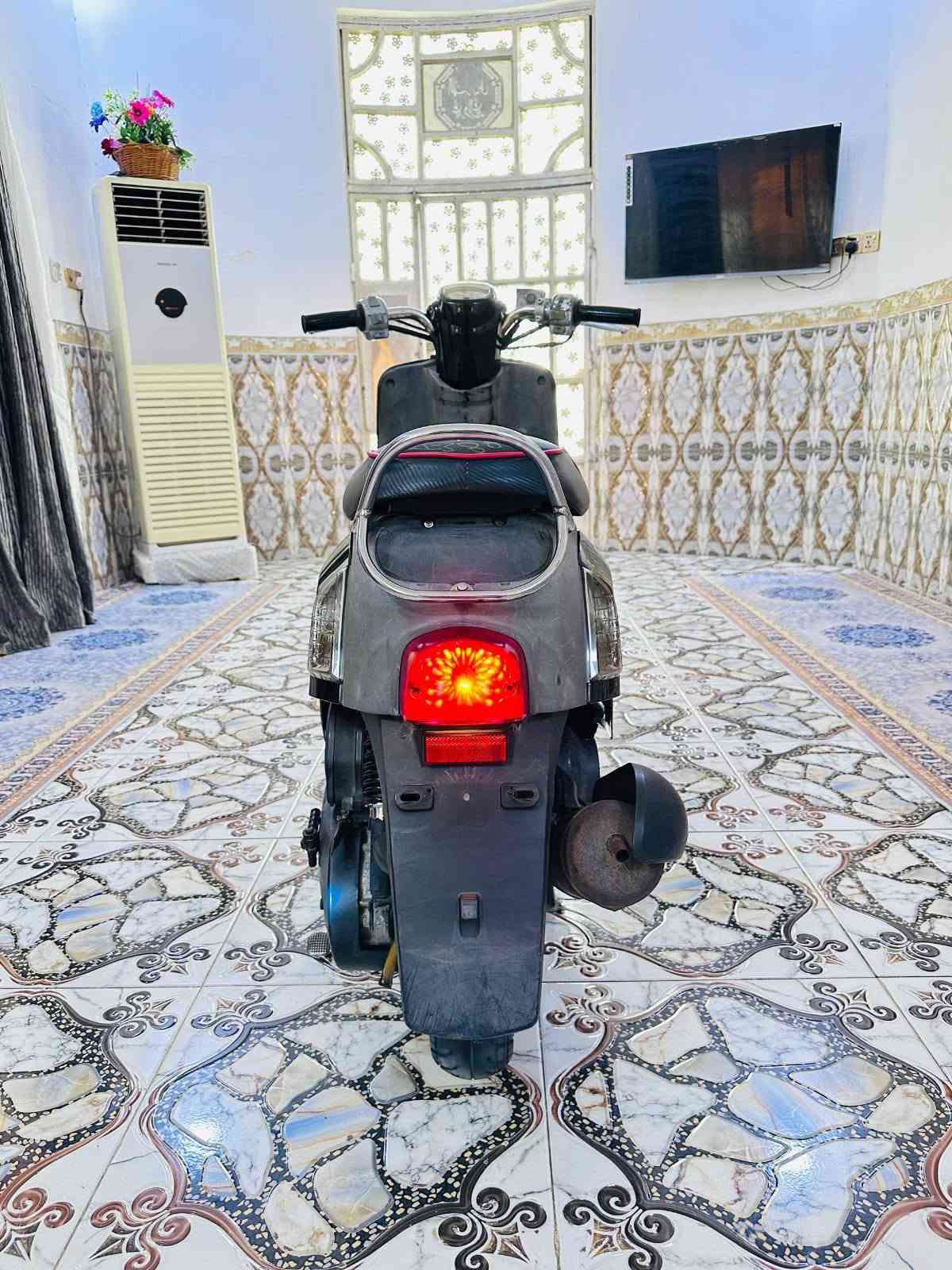 السلام عليكم للبيع ماكس بوليسي حاويه رمبه كفاله عامه من كلشي لا مفتوحه ولا تبخر ولا بيه صوت ولا تنقص شرط على وضع اليابان دراجه خير من الله ما نقصه شي كلشي شغال بيه وبلادي دراجه سلف هندر كهربائيات كلشي بيه جديد وبلادي ماشيه 8 الاف يعني زيرو وشرط احلا من الصور السعر 925 وبيه مجال لشراي رقم الهاتف*********** مكان بصرة القرنة, البصرة
