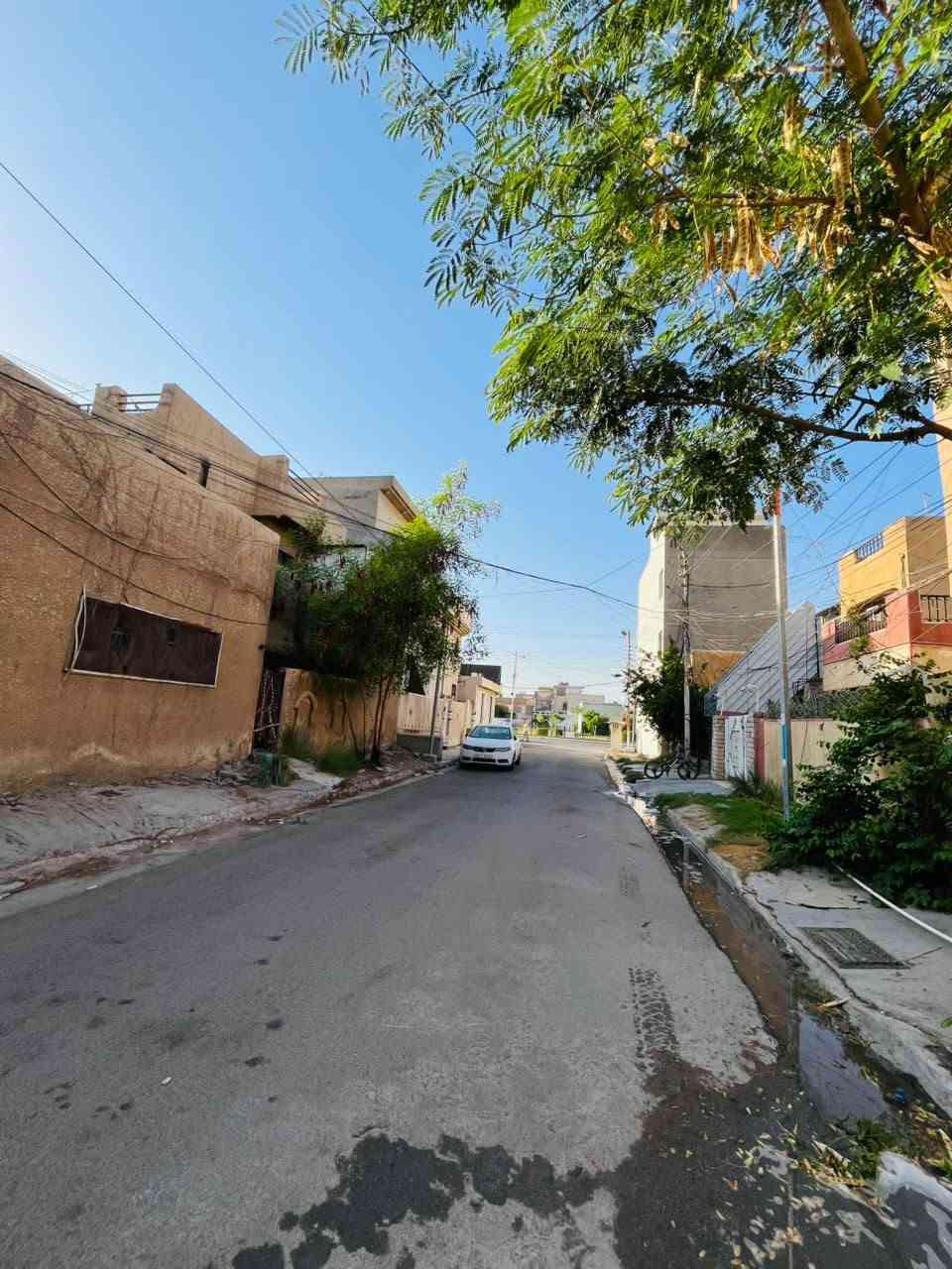 دار  البيع 🏠
المساحه 100متر
📍بغداد حي جهاد
 (خارجيه الاطباء)
يحتوي دار ع مدخلين
  طابق ارضي 
{صاله+مطبخ+منور+غرفه نوم+خدمات 🚾
وخدمات🚾 خارجيه الضيوف}
------------------------
طابق ثاني 
يحتوي ع
 2غرف نوم
حولي
خدمات🚾
---------------------
طابق ثالث 
غرفه نوم
بيتونه 
سطح
----------------
سعر جدآ 💰مناسب
الاستفسار اتصل📞 واتساب
رقم ***********
صادق ابو محمد
