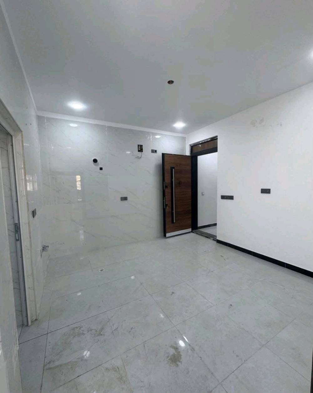 عمارة تجارية ركن للبيع 
المساحة 70 متر
واقع الحال 135 متر مع ترك امامي 100 متر 
في بغداد / الاسكان / شارع 23 /قرب كلية المأمون 
بناء سنة ٢٠٢٦
عرض الشارع 23 متر 
الواجهة 8 متر 
واردها الشهري ٥ مليون 
تحتوي على 7شقق و محلات عدد 2
تحتوي كل شقة على ( غرف نوم عدد 2 و صالة و مطبخ و صحيات ) السعر 900 مليون 
***********