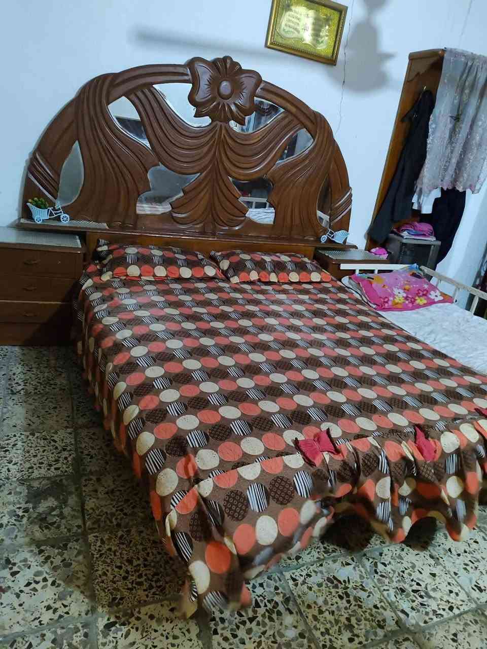 غرفه للبيع وسعر مناسب اي ستفسار ايدك عل رقم ***********

