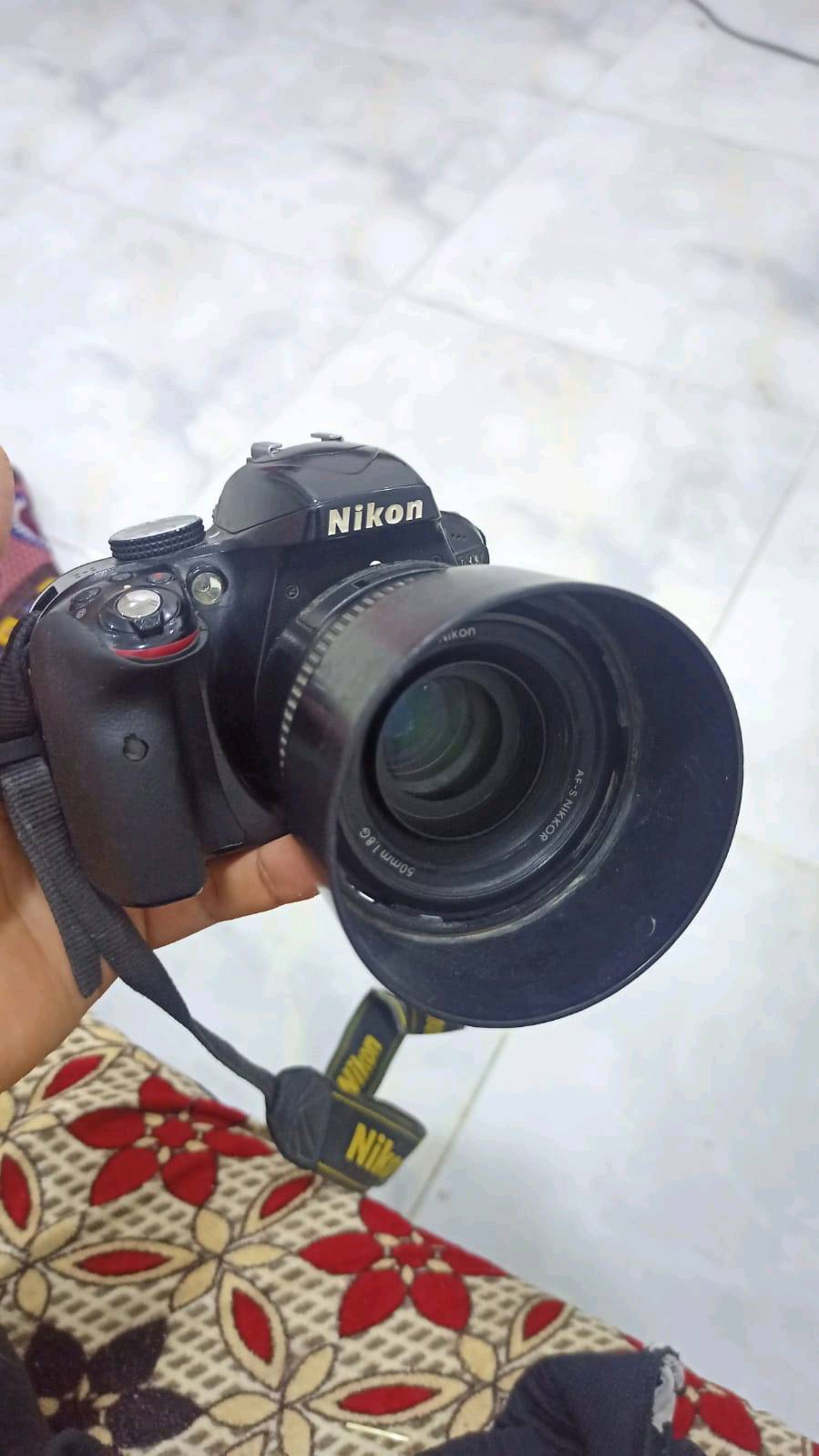 كامره نيكون d3300 وياه عدستين 50m وعدسه رياضيه وياه بطاريتين