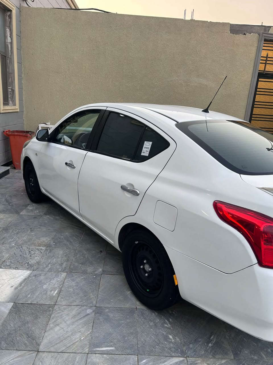 نيسان صني موديل ٢٠٢٢
سياره ماشيه ٧١ يعني اخت الزيرو السياره ما متعوبه 

حداديه تخبل تايرات نص ونص كير مكينه تبريد مكفولات 

سياره مضروبه بس ضربات خفيفه الجاملغ الخلفي جه 

السايق مرجعينه عل بارد وطاكينه كلير وصابغينه 

الجاملغ الامامي جه الصدر مبدل وبنيد بيه شبر بارد وكلير 

علماً السياره ضرباته بدون دواخل وجديده كلش بس عندي 

لتزامات وما اكدر اعوف سياره يمي لله شاهد 

باقي التفاصيل اذا تحب تتصل واتساب فقط فقط واتساب 

***********
والبياعه شرايه عليه العباس الي يكسر بسعره 

سعره ٩٧ وبيه مجال

نص مكتوب في الصور:
- اربیل
- _ اربيل _