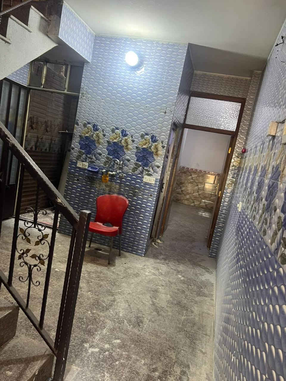مشتمل 75 متر للايجار 
يحتوي على ثلاث غرف نوم و استقبال و مطبخ و خدمات 
عنوانة حي التجار شارع الاسواق المركزية مقابل كليه الامام الكاظم 
سعر 550 

📍عنوان مكتب الفرات للعقار حي اور شارع نادي النفط اخر استدارة قبل فلكة صباح الخياط 
📞 عباس العقابي *********** 
*********** ابو رحمة

