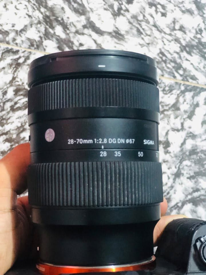 🛑متوفر عدسة سوني Sigma 28-70mm f/2.8 DG DN
نضافة فول 100/100 استخدام شخصي 
حجم خفيف وتصميم مدمج: مثالية للتصوير اليومي، التنقل، والعمل على الموازنات السحابية (Gimbals) دون إجهاد.
 أداء بصري ممتاز: حدة ممتازة في منتصف الصورة مع ألوان ممتازة بفضل عناصر الزجاج (FLD و SLD).
 فتحة f/2.8 ثابتة: تمنحك أداءً جيداً في الإضاءة المنخفضة وعزلاً ممتازاً للبورتريه.
 تركيز هادئ: ممتازة لتصوير الفيديو بفضل المحرك الخطوة الذي يقلل من صوت التركيز.
 للتواصل خاص وواتساب ***********
