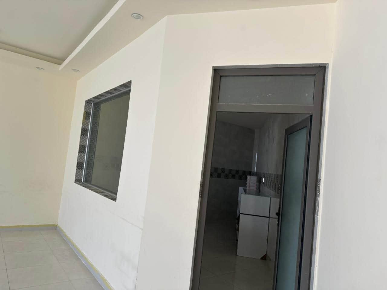عـقار في حي الصـحة 🧱🧱

بيــت  للبيــع 🛑🛑🛑

نوع العقار // طابـو زراعي سند 25 

المســـاحة 80 متــــر 

الواجهة 12 متر 
النزال 6 ونص متر 
 
متكون من طابقين :
الطابق الاول مكون من : استقبال - هول - مطبخ - مجمع صحيات 
الطابق الثاني:  غرفتين نوم - مجمع صحيات
وسطح اول وسطح ثاني 
🔴 بنـاء حـديث سنـة 2025 
  
موقع مميز و عرض الشارع 10 متر 

العنـوان // بابل - حي الصحة - قريب من جسر بتة - فرع علي الحمزاوي - يبعد عن شارع الكونيش 100 متر 

لـلاستفســار اكثــر التــواصل على الخاص او على الرقم 
*********** 

ولمعرفة السعـــر 💲علق على المنشور وسيتم اراسله على الخاص
