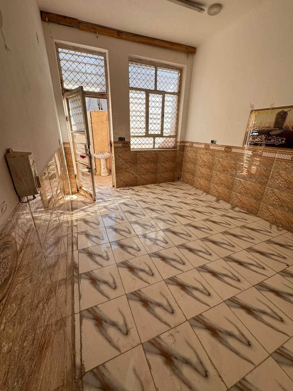 🏠 للإيجار – 100 متر
📍 الموقع: نادر الثانية – شارع سكلة صدام

محتويات العقار:
🛏️ غرفة نوم
🛋️ استقبال
🍳 مطبخ
🚪 كليدور
🚿 مجمع صحي داخلي
🚿 مجمع صحي خارجي
🌿 طارمة صغيرة

💧 الماء متوفر
⚡ الكهرباء متوفرة
🚰 المجاري متوفرة

💰 مبلغ الإيجار: 275 ألف

📞 للمعلومات والاستفسار:
علي عذاب
***********

📱 واتساب فقط:
***********
