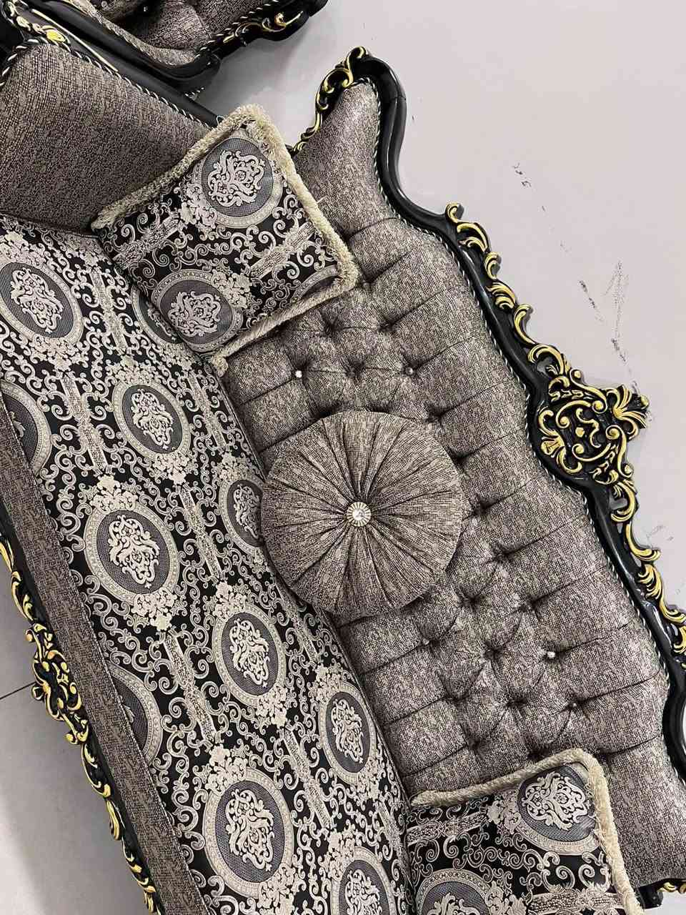 السلام عليكم تخم مصري زان جديد مثل ماموضح بصوره ١٠مقاعد اخذته ب٣ملايين واعرضه بمليون ونص العنوان بغداد السيديه رقم الهاتف ***********
