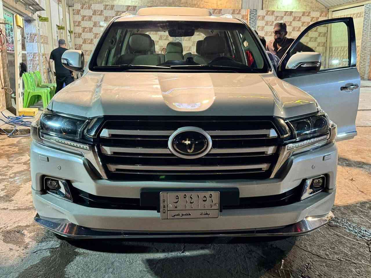 السلام عليكم لاندكروز موديل 2017 ادشن ساز اصلي كفاله عامه للبيع فقط
*********** احمد  مكان السيارة بغداد للاستفسار على الرقم السعر 51 الف وبيهه مجال حك الجيه Fugitive AD
