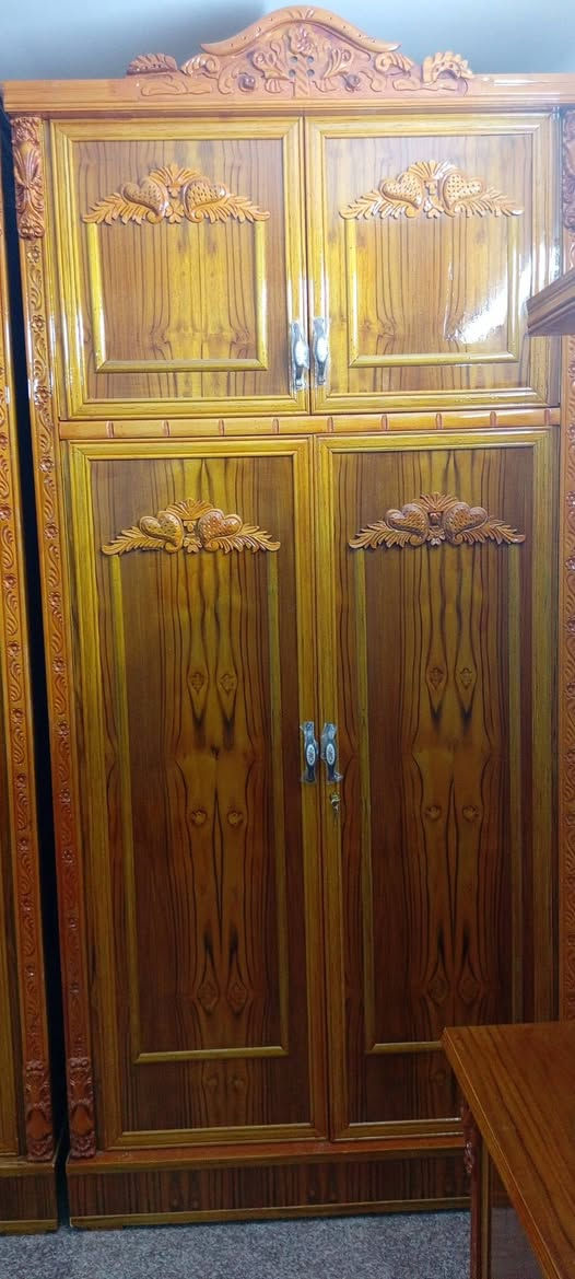 كنتور صاج عراقي نوع هودج
جديد مثل ما موضح بالصوره مع تصميم وزخارف مرتبه 

وبالمواصفات الاتيه : 

خارج صاج طبيعي 

داخل صاج طبيعي 4 ملم 

المجرات بلوك بورد سكك حديد 

عرض الكنتور مع زاويه الملابس بين 5 و 6 امتار 

 عدد الابواب مثل ما موضح بالصوره 

الارتفاع 260 

السعر 2 مليون قابله للتفاوض 

رقم الطلب : *********** واتساب تلجرام
