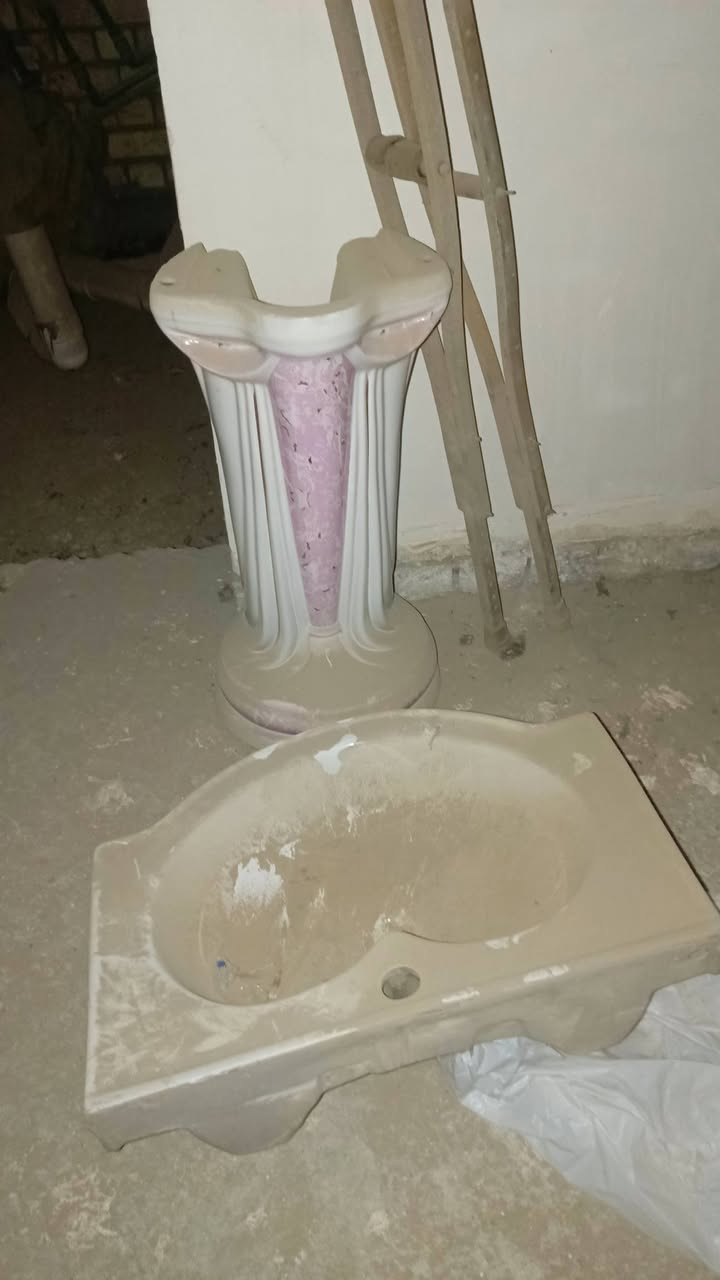 مغاسل نظيفة جداً للبيع لبيها تراب ما مستخدمه اصلا
