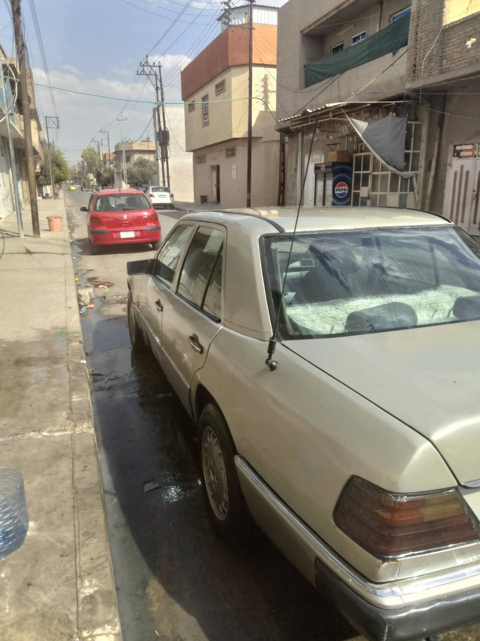 سلام عليكم للبيع سياره مارسدس دب حجم 2500 مكينه ونجي ام الجف سيره مصروف عليها زوج تايرت وستيرن  او كردن جديد رقم نينوى الماني كبون موجود تريد وكلا تريد تحويل سعر 35 بيها مجل امروس ترهم حسب القناعه *********** بقي تفصيل خاص @ الجميع@
