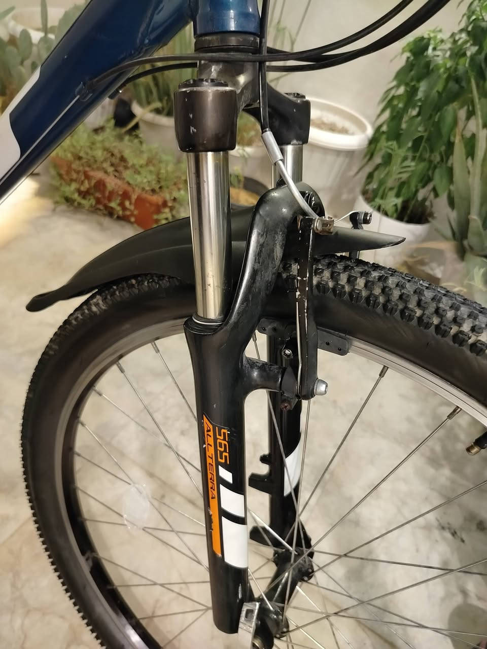 بايسيكل GT Palomar
الصناعة: امريكا
الموديل: 2023
الحجم: 27.5 M

المواصفات:

- الگير الخلفي: Shimano Tourney (7 تبديلات).
- الگير الأمامي: Shimano Tourney (3 تبديلات).
- فقاسات اصليه شيمانو
- ستيرن استعراضي.
- تايراته وجوبه أصلية من شركة Kenda.
- جميع القطع أصلية ومختومة من شركة GT، حتى القعدة والدواسات.
- جميع القطع من شركة Shimano أصلية.
- شاصي ألمنيوم خفيف وقوي.

بايسيكل نظيف جداً، استعمال قليل(شهر واحد). الدبلات نظيفة.

السعر: 320 الف

المكان: زيونة قبل المرور.

للتواصل على الخاص أو على الرقم: *********** واتساب
