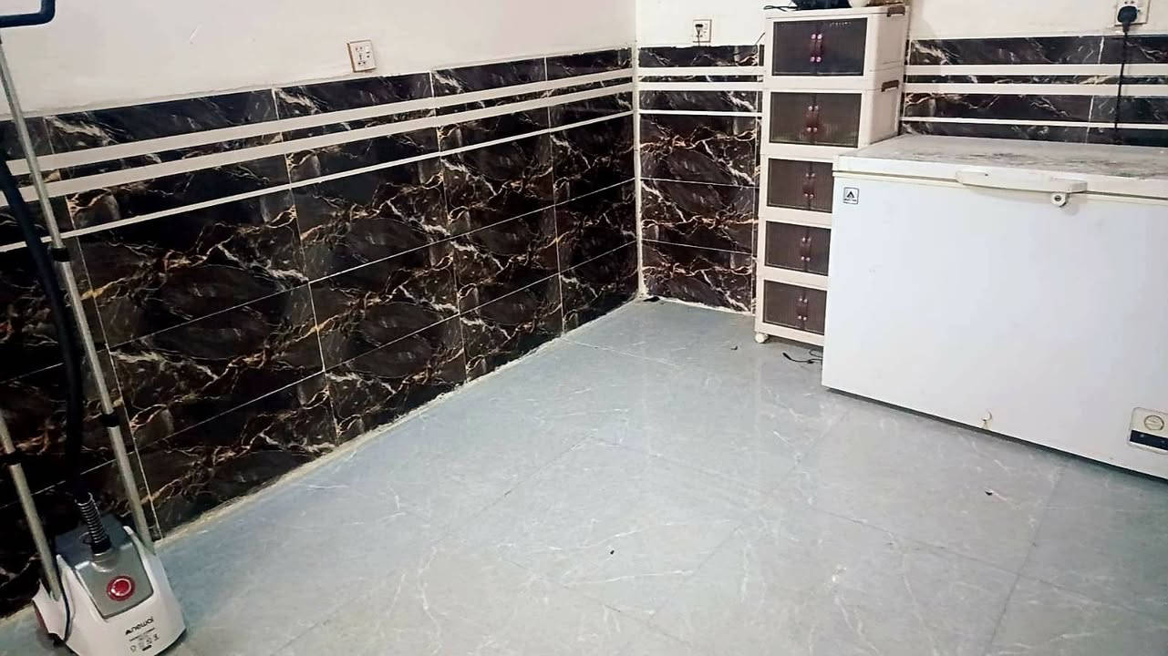 السلام عليكم بيت مساحه ١٥٠ متر واجهه ١٠ نزال ١٥ موقعه شارع السنية السياحي خلف صيدلية الرامي يبعد ٣٠٠ متر عن الشارع العام يحتوي على غرفتين نوم ،صالة.مطبخ.صحيات داخلية.صحيات خارجية.براني وسطح ستارة بيت جديد ونظيف الخدمات مجاري وكهرباء وشبكة ماء جديدة البيت مرمم درجة اولى من كل النواحي وطابو سند ٢٥ بأسمي تحويل ثاني يوم وسعرة هم مناسب للاستفسار الاتصال ***********

