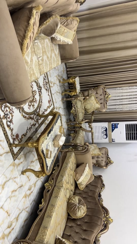 للبيع طقم تخم مصري فاخر ✨
طقم راقي وفخم، لون بيج وذهبي، نقوش وتفاصيل ملكية 👑
تخم مصري بحالة ممتازة ونظيف، مناسب للصالات والبيوت الراقية
السعر مليون ٤٠٠
***********
