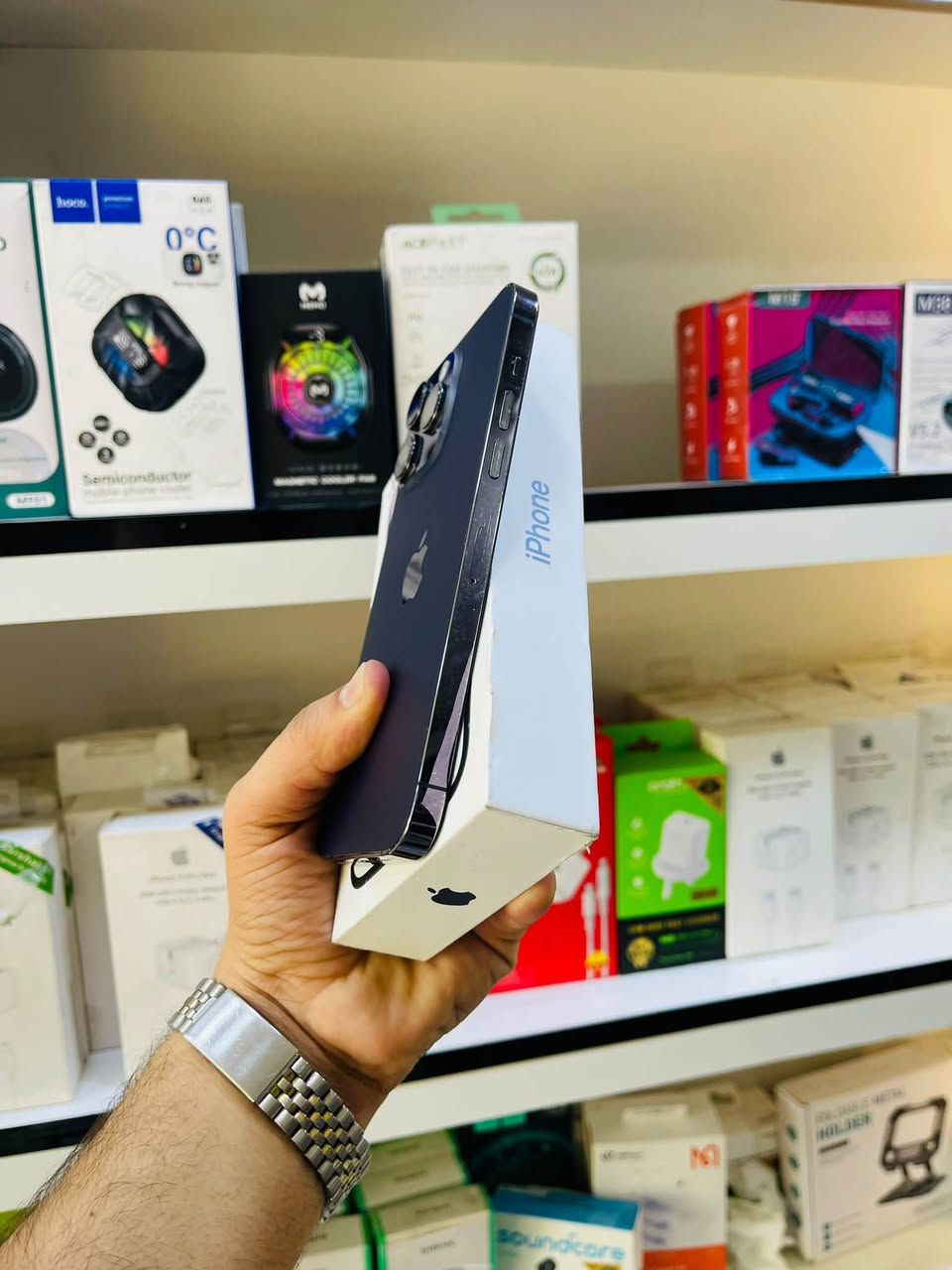 السلام عليكم 🫡
للبيع iPhone 14 pro max 
ذاكرا 128 
بطاريه 81% بلاد 
نموذج M شرق اوسط دبل سيمكارت
نضافه 90% لون بنفسجي 
الجهاز فول وضع شركه لا ملعوب بيه ولا مصلح فقط الظهر مبدل اصلي بدون فتح الجهاز الباقي كفاله من العطل والتبديل السعر قفل ٦٩٠ الف مكاني بغداد مدينه الصدر رقمي ***********
