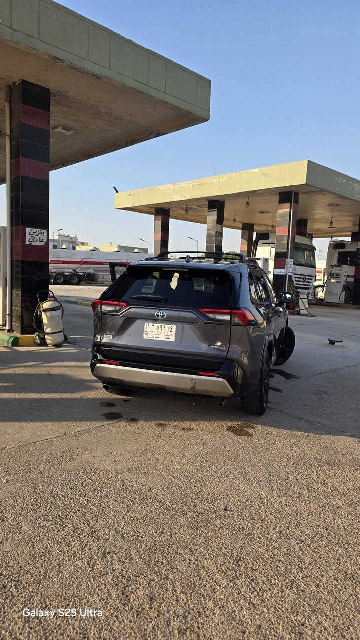 للبيع — Toyota RAV4 SE لون فيلي مميز موديل 2022
راف فور SE وارد امريكي بحالة جيده جداً
 مواصفات فئة SE الكاملة:
• شاشة معلومات كبيرة مع Apple CarPlay
• كاميرا خلفية وحساسات
• فتحة سقف
• تشغيل بصمة وستارت
• رادار ومنظومة أمان Toyota Safety Sense
• مقاعد رياضية مريحة
• تحكم بالسكان + مثبت سرعة
• جنوط رياضية أصلية
• إنارة LED كاملة
• تكييف ممتاز جداً
• اقتصادية بالوقود واعتمادية عالية
ماشيه 86000 ميل 
التواصل *********** 
السعر 18000 دولار 
المكان بغداد حي الجهاد

