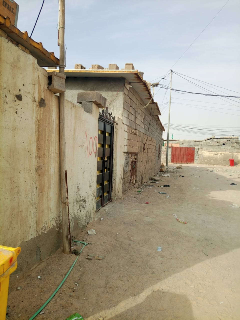 بيت تجاوز للبيع قبله حي لمهندسين غرفه دونيه هول مطبخ طارمه حمامات ثنين سقف سندويج ماعلي ازاله عل شارع سعر 12 شراي تصل ***********

