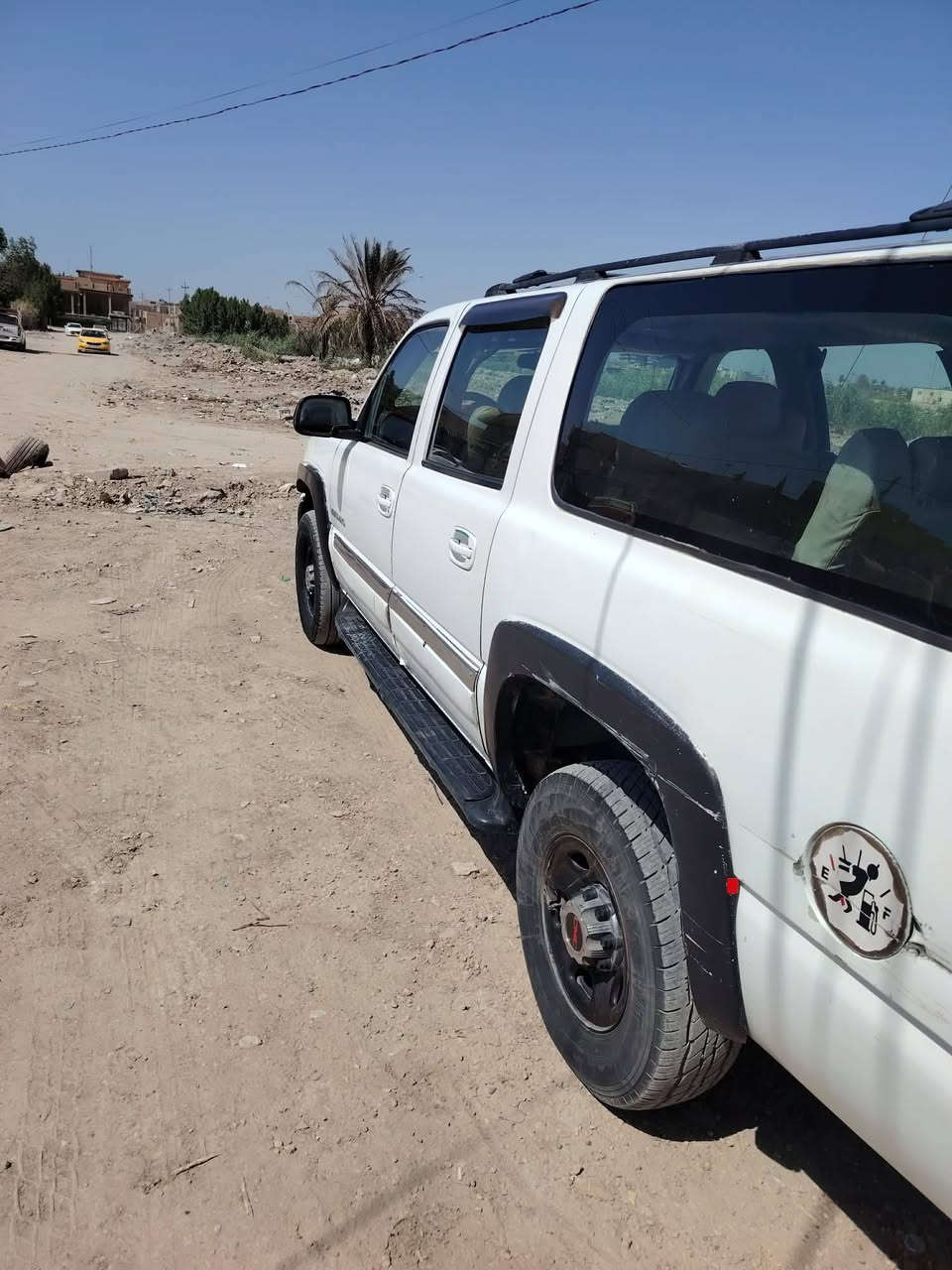 جمسي الفينيه موديل 2002 اجره رقم بصره  مكينه 5300 كير 1000 وتورباين حاويه جديد واكسل طايف حاويه  حداديه نضيفه تبريد شغال مكفول البدي والشواصي من الضربه عدا طخات بسيطه تاخذ مصفره هيئة وغرامات السعر 57 وبيها مجال السياره بلحله ومالك السياره بلحله تحويل مباشر ***********
