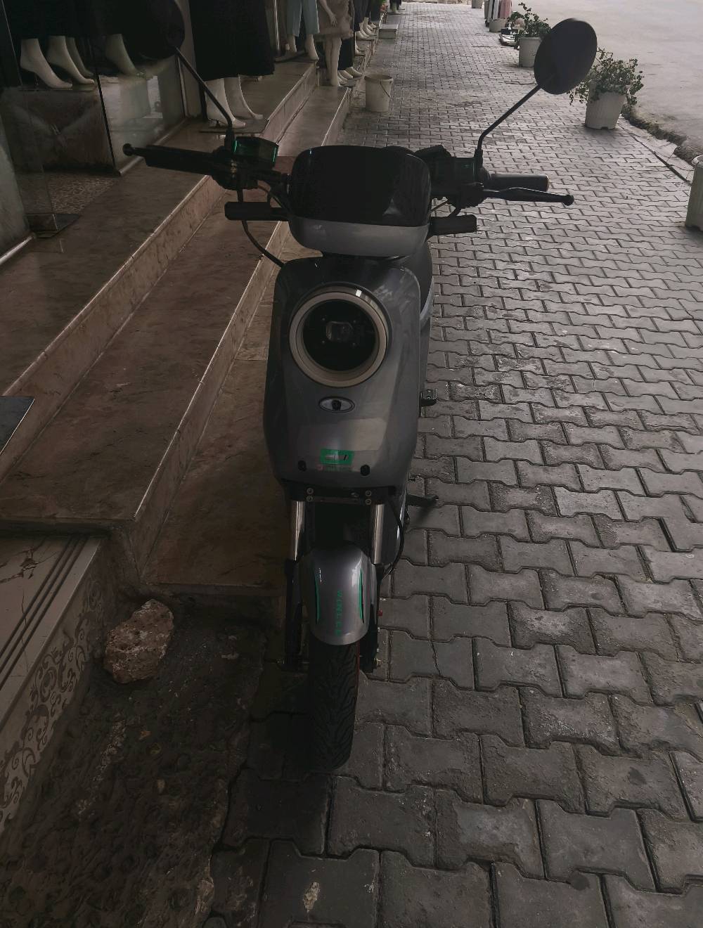 سلام عليكم دراجه شحن R9 للبيع
دراجه نضيفه استعمال كلش قليل 
مواصفاتها
بطاريات 5 
سرعه 60 حقيقي
شاشه تعرضلك الشحن واي عطل يصير بالدراجه
لايت عالي ناصي
دبل اشاير 
بلوتوث عالي 
نضام البك R
حامل جهاز 
مراياتها بيها
كامل مواصفات وشاحنها الاصلي موجود 
سعرها 450 وبيها مجال 
عنواني النجف الاشرف 
رقمي واتساب ***********