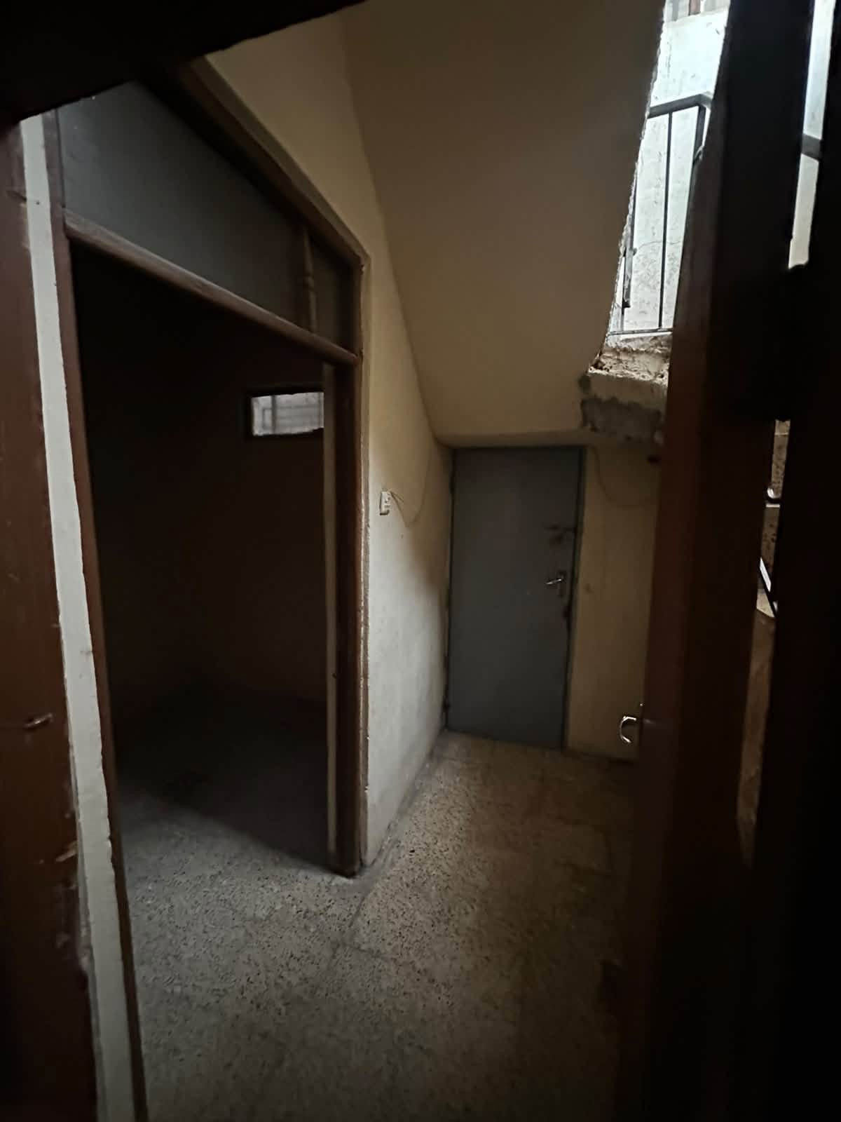 سلام عليكم
بيت 🏠 للبيع في حي البكر موقع مميز خلف مطعم بيت جدي 
بناء قديم مرتب سند طابو الزهور شرط التحويل 
مساحه البيت 🏠 202 متر واجها 9.5 متر 
يحتوي البيت 🏠 ع استقبال وهول وغرفتين نوم 🛌 ومطبخ وصحيات ومناور وكراج سياره وبيتونه 
سعر البيت 🏠 172 مليون وقابل للتفاوض 
للاستفسار الاتصال ع الارقام 
***********
***********
