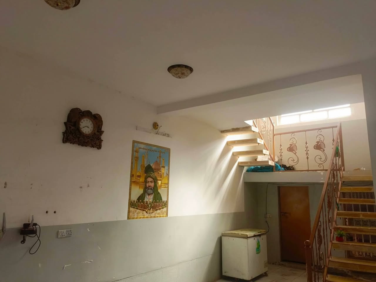 السلام عليكم بيت للبيع طابقين مساحه 200 طابو زراعي 25 يتكون من غرفتين صاله مطبخ استقبال البيت جاهز من لبخ بياض ارضيه من كلشي  الموقع طريق العويسات شارع البزل جاهز من كافة الخدمات السعر مناسب جدآ تواصل خاص او ***********
