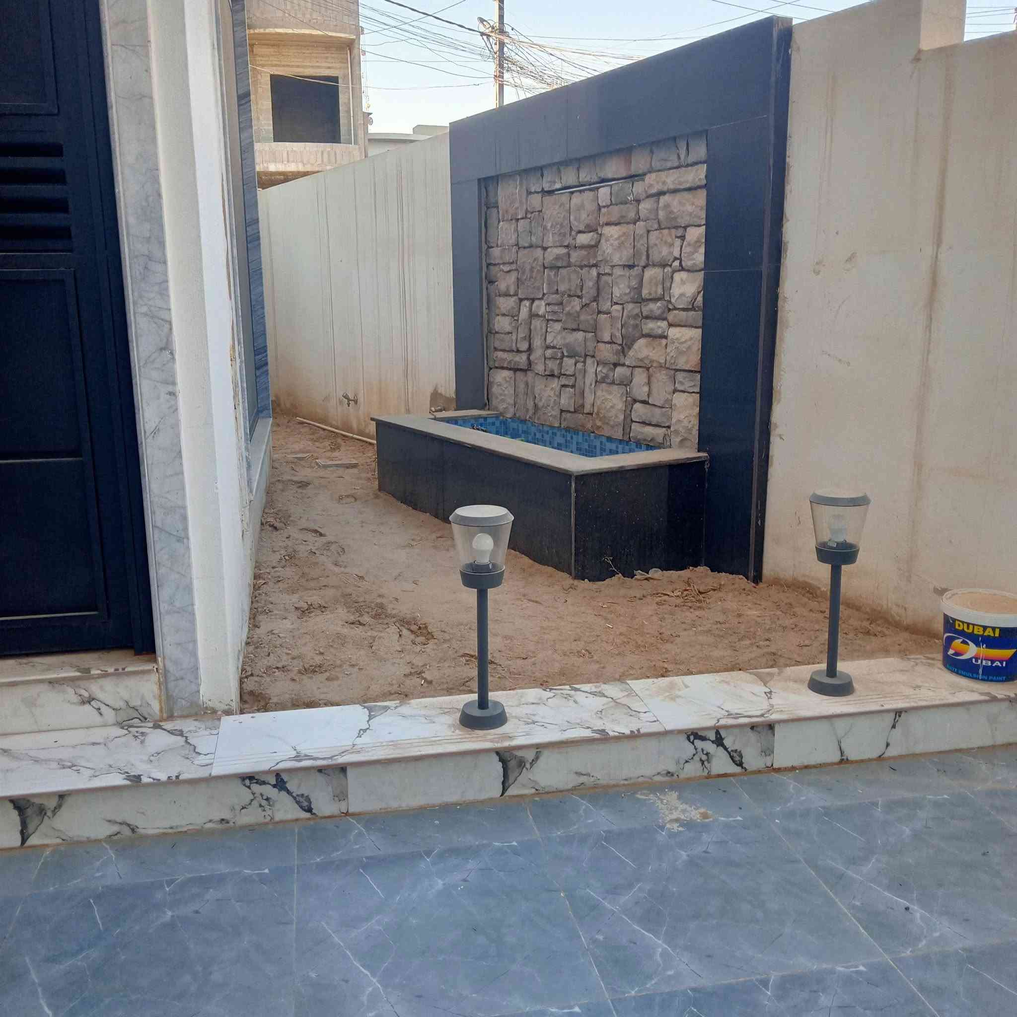 عروض مكتب انوار الخير
دار للبييع حي الملايين الاولى
مقابل محطة العريان يبعد عن شارع دهوك ١٠٠ متر
مساحه ١٤٠ متر ركن طابقيين 
طابق الاول استقبال ومطبخ وغرفه نوم وصحيات 
طابق ثاني غرفتين نوم وهول وصحيات  البيع مع الاثاث
سند بستان ملك صرف
سعر١٨٠ مليون
***********
***********
