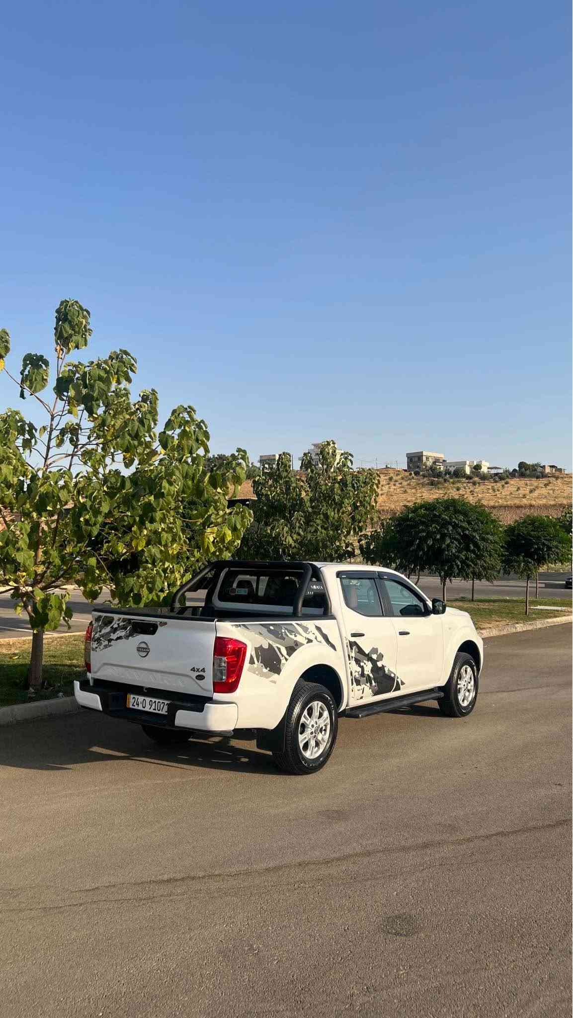 Nissan Navara 2024 AWD 
شريكة مهند 
مرقم جاهز بدون دينار مصرف 

نيسان نافارا موديل 2024
دبل 4×4
كابينة مزدوجة
گير عادي
دفع رباعي
لون أبيض
داخلية جلد أحمر
سيارة قوية وعملية ومناسبة للعمل والاستخدام الشخصي

التجهيزات:

* داخلية جلد أحمر بالكامل
* كراسي جلد
* تحكم من المقود
* مثبت سرعة
* شاشة وسطية
* كاميرا خلفية
* تكييف
* زجاج كهربائي
* قفل مركزي
* مرايا كهربائية
* جنوط ألمنيوم
* دعسات جانبية
* رول بار خلفي
* صندوق خلفي واسع
* دبل 4×4
* إطارات بحالة ممتازة

سيارة مرتبة ونظيفة جداً
داخلية جلد أحمر مميزة
جاهزة للاستخدام مباشرة
مرقمة دهوك 24 وجاهزة

سيارة سعرها جوه سوك ٣٠-٤٠ ورقة 
شريكة مهند مرقمة جاهزة 
مكفولة كفالة من دعامي للدعامي بدون دعم بدون صبغ بدون تعديل ابد 
على وضع الشريكة 
ماشية ٣٠ الف تقريبا 
سيارة ب أسمنا 
تحويل وكالة غرامات ب شرط يوم الثاني 
سعرها بلاش بلاش 
198$ ورقـــة و مجال خفيف 🔥🔥 
للأستفسار اتصل على هذا الرقم 
كورك-واتساب 
*********** سميل, دهوك
