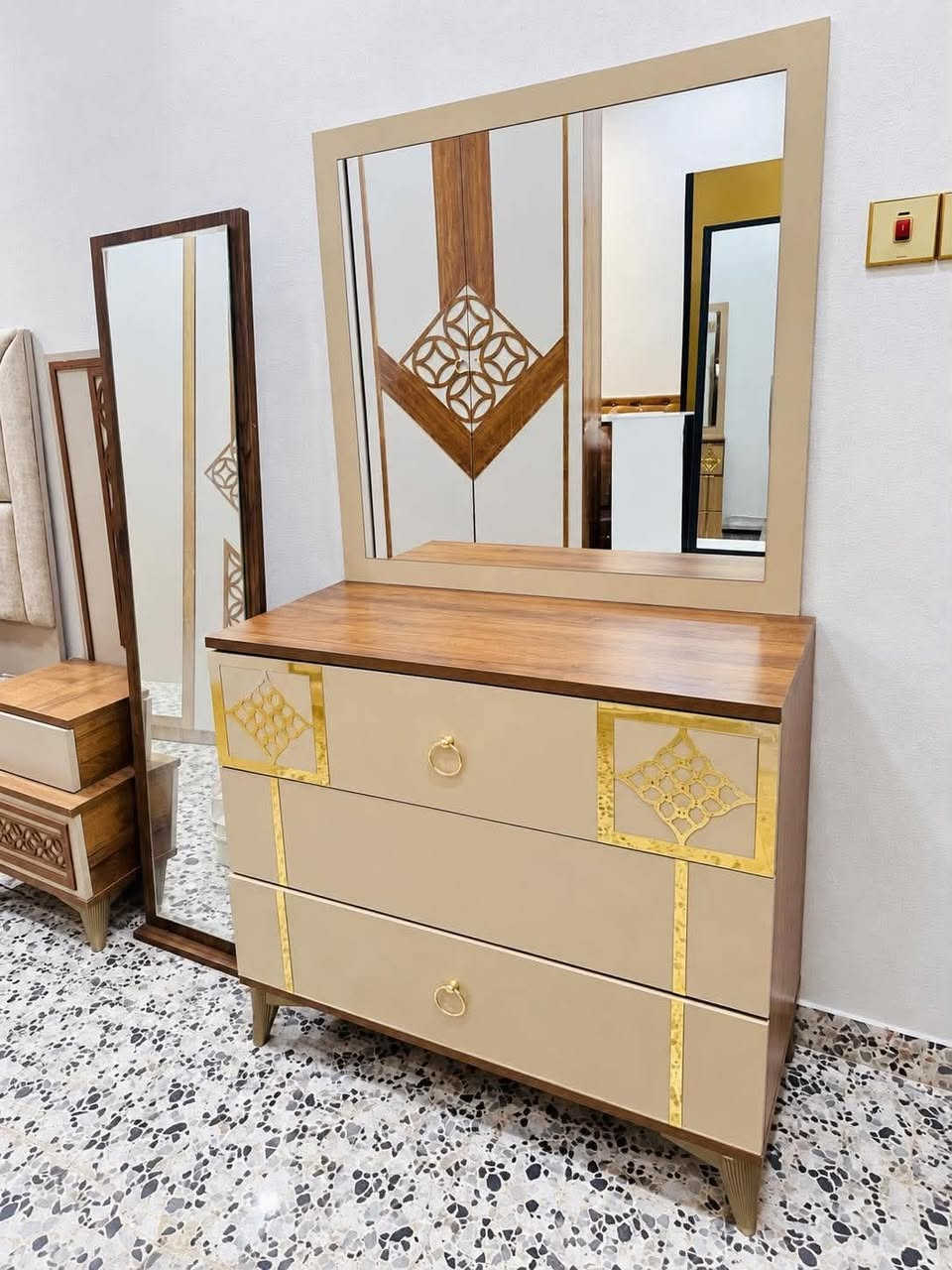 غرفه اخشاب • نضيفه • ٥ قطع