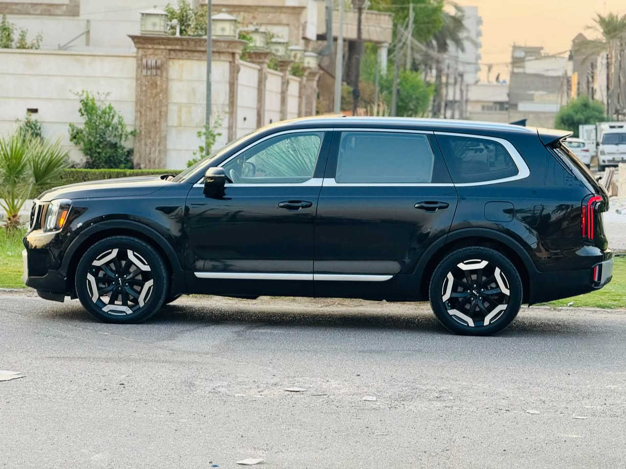 السلام عليكم 
كيا تيلورايد 2023 SX XLIn
السعر193 وبيها مجال 
رقم بغداد الجديد بسمي وهزه جديده
حجم المحرك 6 سلندر 3800.  كفاله 
عداد المسافة 60
بصمة ابواب وتشغيل عن بعد. 
زينون عالي ناصي آصل. 
فتحة سقف
رادر جانبي مانع اجتياز. 
فور ويل درايف 
تحديد مسار. 
كامرات محيطية. 
حساس حلفي. 
شاشة كبيرة متصل . 
تدفئة+تبريد الكراسي الامامية. 
تحكم ستيرن جهيتن. 
خزن ميموري متكامل 
حساس خلفي. 
سستم صوت متكامل. 
كنترول تبريد خلفي منفصل. 
كشن سياحي. Vip. 
رادر محيطيه 360 درجه 
الكراسي الامامية كهرباء. 
٧ راكب ٣ قطع تبريد. 
اشاير مري قابلة للطيء. 
مقاعد جلد حار بارد
 خمس كامرات 
السياره فول  مواصفات  
الحادث داخل المنشور والسونار كذالك 
بدون دواخل بدون ايرباك 
السيارة جديده متعوب عليه 
العنوان بغداد 
الاستفسار ***********
