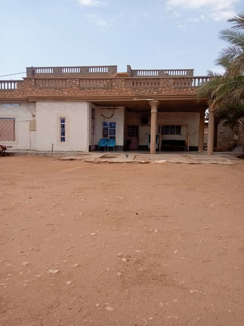 دار سكن للبيع.
في ناحية بروانة(قرب محطة وقود بروانة 
قرب مدرسة ساطع الحصري. 
طابو زراعي. 
مساحة الدار 1600م. 
يحتوي الدار على ما يلي. 
الطابق الاول: 
كليدور. 
ديوان. 
هول. 
غرفتين نوم. 
صحيات داخلية معزولة. 
مطبخ حار بارد. 
صحيات خارجية واسعة. 
ارتفاع سياج الدار 2/5
الطابق الثاني: 
3غرف نوم. 
ملاحظة.
يوجد فيه بئر ماء. 
اشجار مثمرة 7 زيتون. 
17نخلة مثمرة. 
برتقال مثمر. 
وليمون مثمر. 
السعر خاص رقم ***********
يبعد عن محطة وقود بروانة تقريبا 700م
ومدرسة ساطع الحصري للبنين 300م
