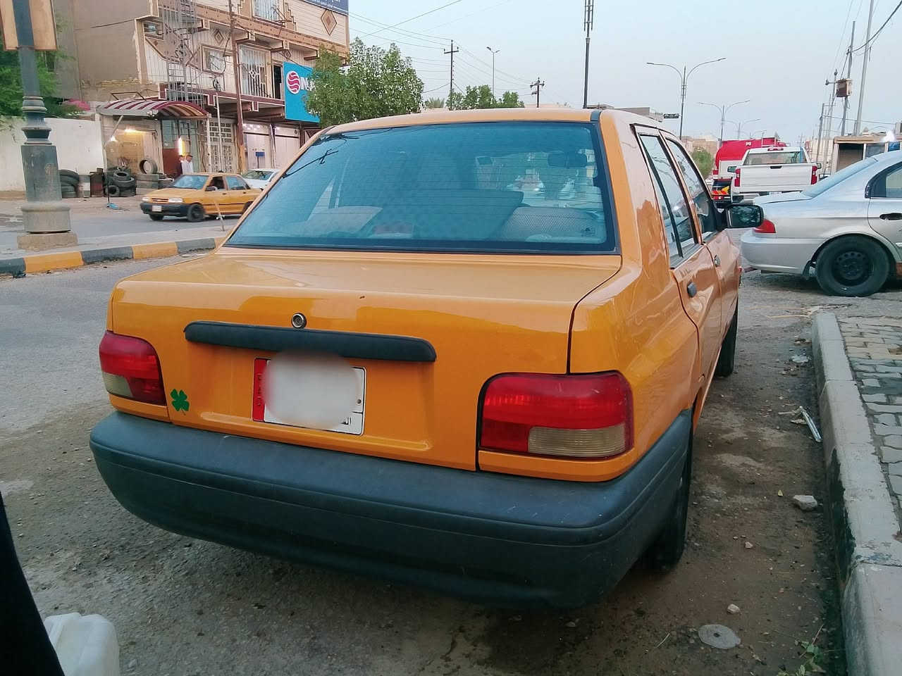 سلام عليكم سايبه للبيع 2018 
كفاله لاضربه ولا صبغ مكينه وكير وال سياره كله 
عل وضع شركه نضيفه أحله من صوره 
غاز بانزين سنويه لل 28 مصفره رقم قادسية
سعر 44 بيها مجال من عيني شراي مو شراي 
تكسر بيها اني قابل الك 4 تيام داور سياره
عنوان الديوانية رقم الهاتف ***********
