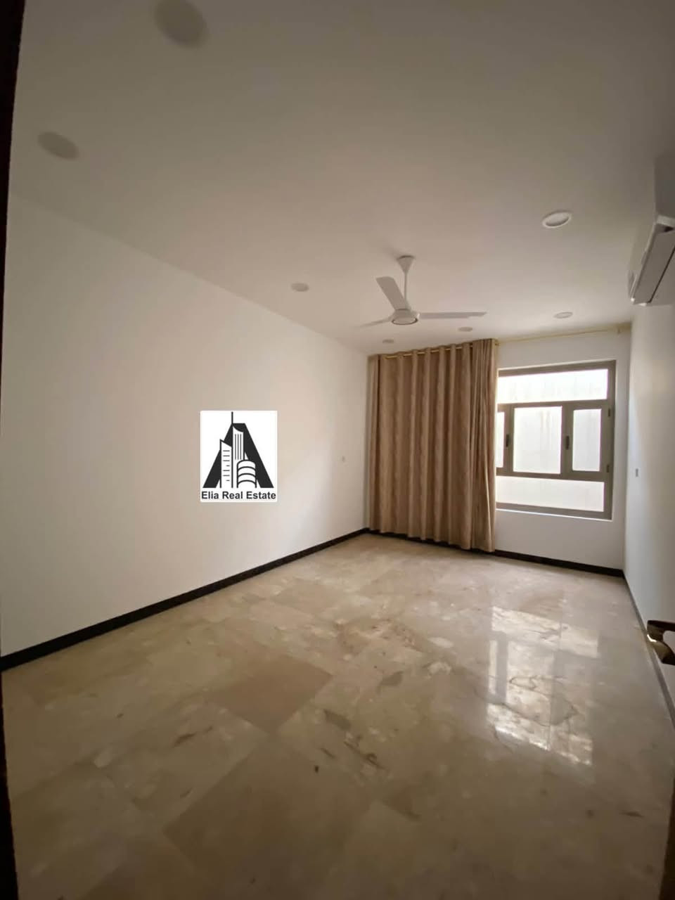 للأيجار في السيدية
وحدة سكنية طابق اول فوق الارضي
جديدة جداً وواسعه ..
تحتوي على استقبال ومطبخ وغرفه نوم وصحيات عدد 2 
✅الشقة مزوده بسبالت انفيرتر عدد 2 
✅ومطبخ تركي متكامل 
✅ومراوح وستائر 
الموقع : الاقتصاديين قرب جامع السيدية 
الايجار 800 الف مع مجال بسيط ..
مطلوب عائله صغيرة 
للاستفسار اكثر *********** حمزة 
مكتب إيليا للعقار

نص مكتوب في الصور:
- Elia Real Estate