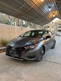 للبيع نيسان فيرسا 24 SR  اعلى فئة السيارة جاهزه بالكامل ما بيها اي نقص...