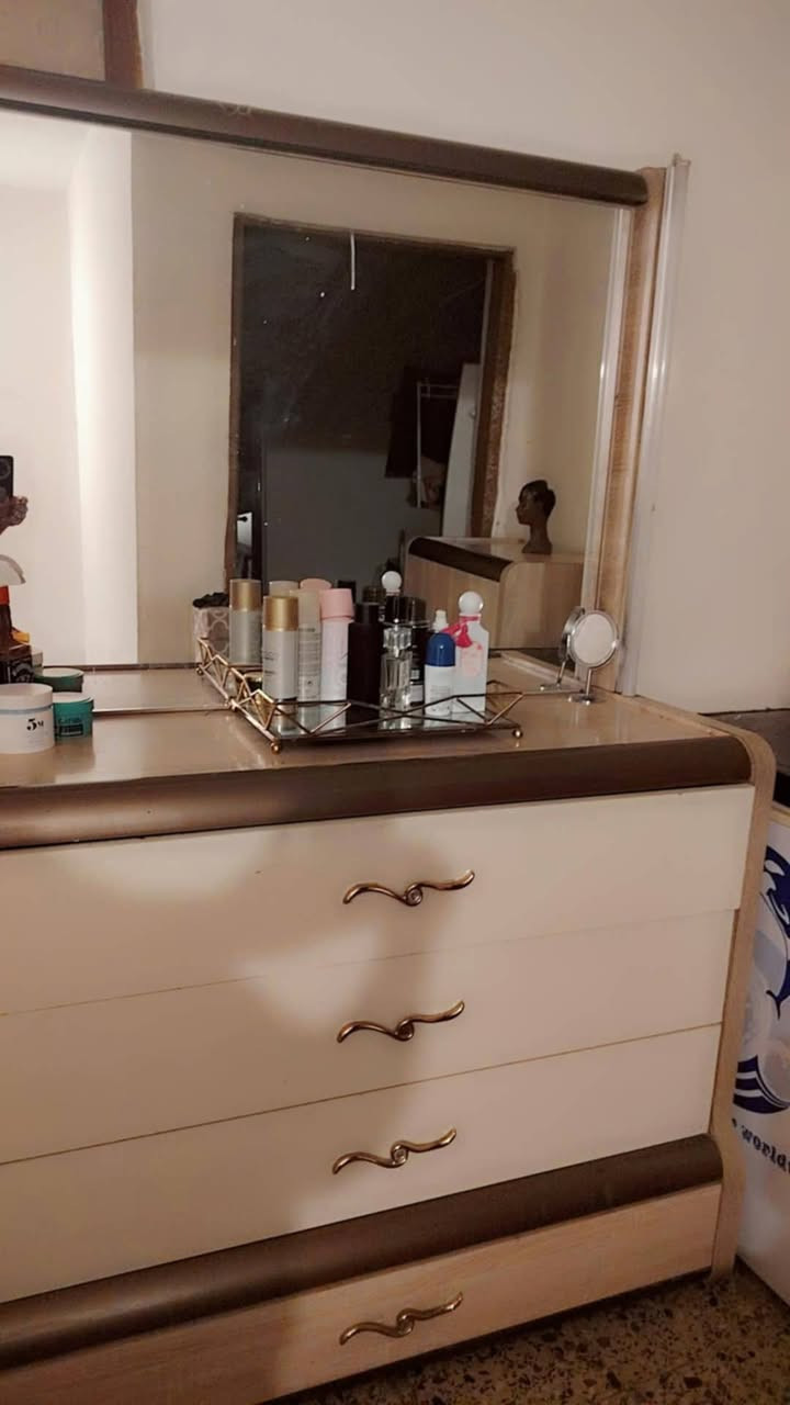 ***********
شراي يراسلني واتساب
غرفه تركي 10  قطع ثقيله تكمه سعر كلش مناسب عهوان بغداد حي الإعلام واتساب فقط

