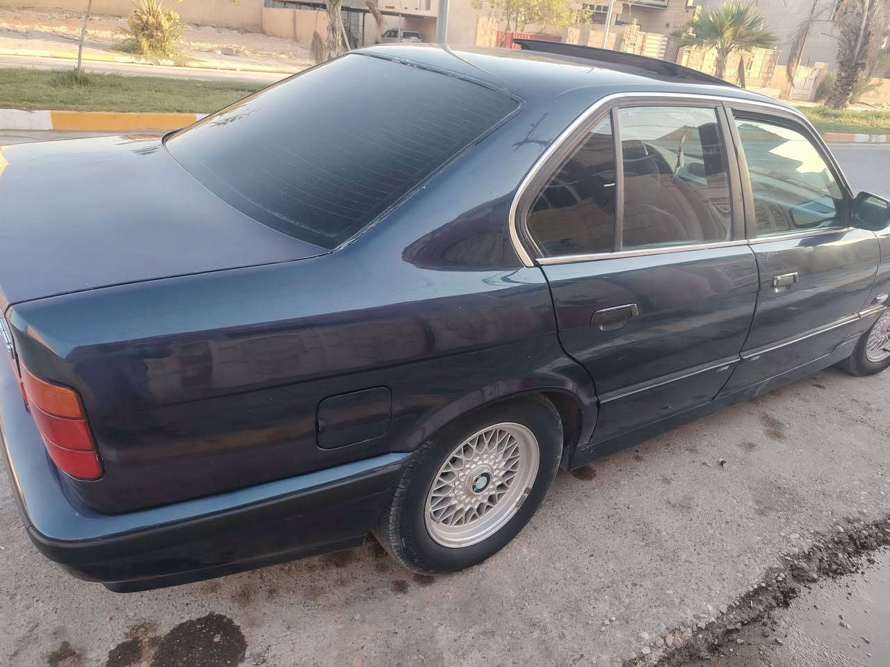 سلام عليكم بي ام للبيع حجم ٥٣٠ محرك مفتوح ٣٥ شرط التحويل تريد وكاله تريد تحويل مثل ماواضحه بالصوره السعر ٤٨ وبيه مجال شي قليل مكاني تكريت القادسيه شارع مستشفي العسكري وشراي يتصل ***********
