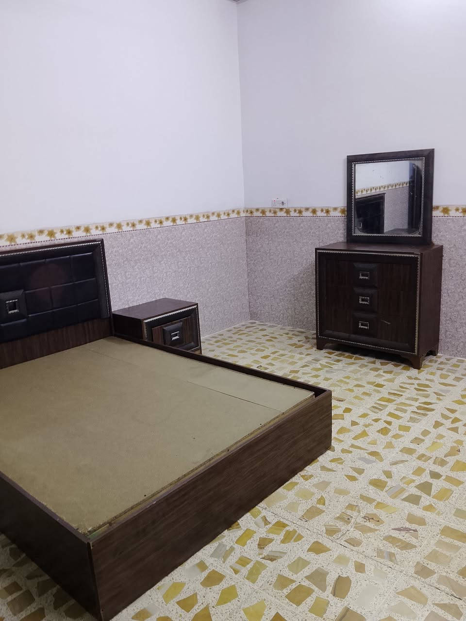 غرفه نوم خمس قطع سعر 200
***********
