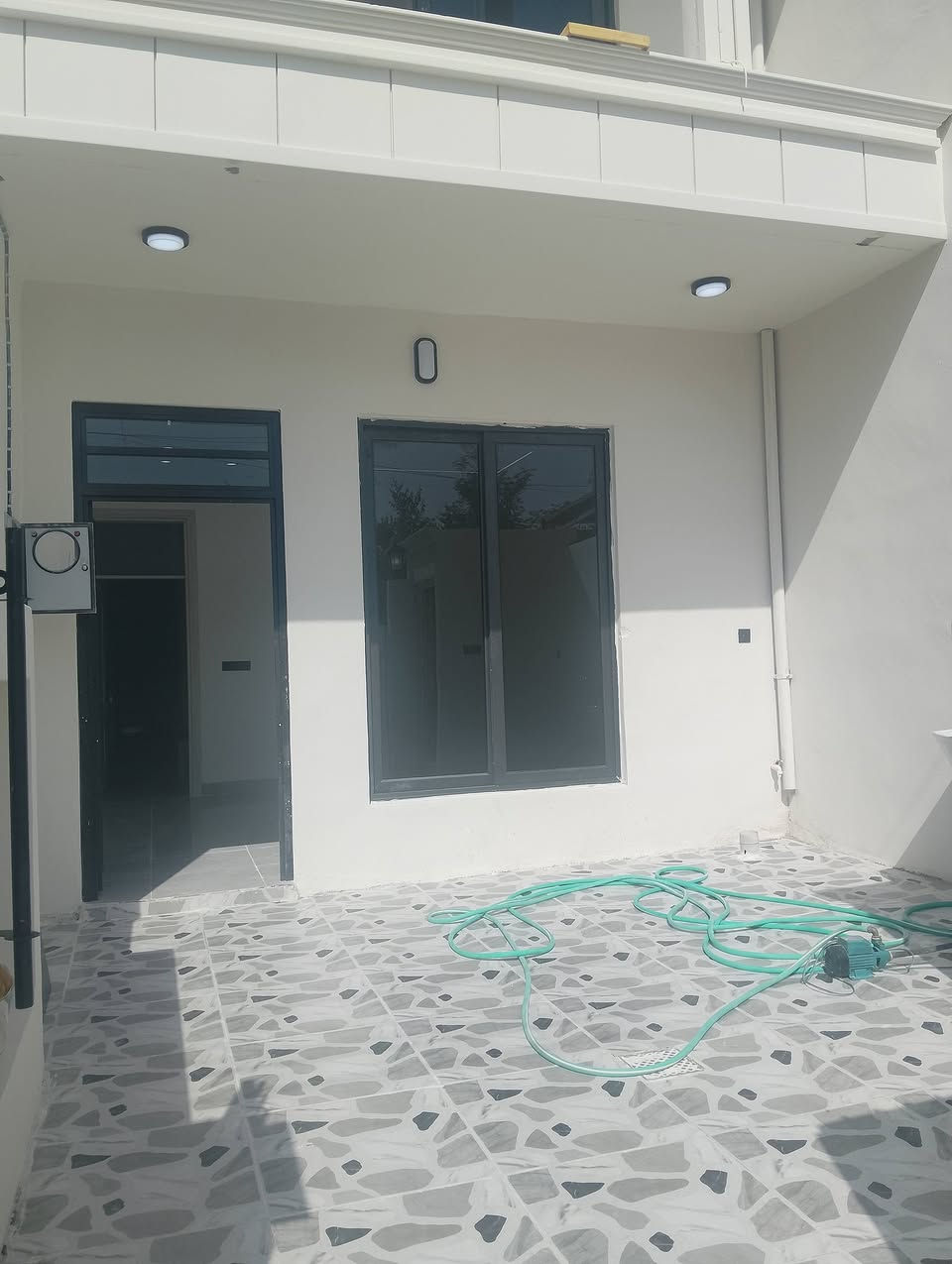 دارين للبيع مساحة الدارالواحد/100/متر طابق ونصف بناء صفر 
نوع العقار:طابو ملك صرف 
عنوان:قادسية الثانية شارع أبو وليد خلف التجاري مباشرةً 
مواصفات كاشي،وسقف مغربي،ونظام دكت تبريد مركزي 
يحتوي على:استقبال،صالة،مطبخ حار،صحيات،غرفة نوم،درج داخلي 
موقع مميز فرع كامل  خدمات فرع عريض تبليط مجاري وماء حلوو
سعر الدار الواحد ١٠٥مليون وبيها مجال 
للاستفسار اكثر الاتصال على الارقام التالية:***********
