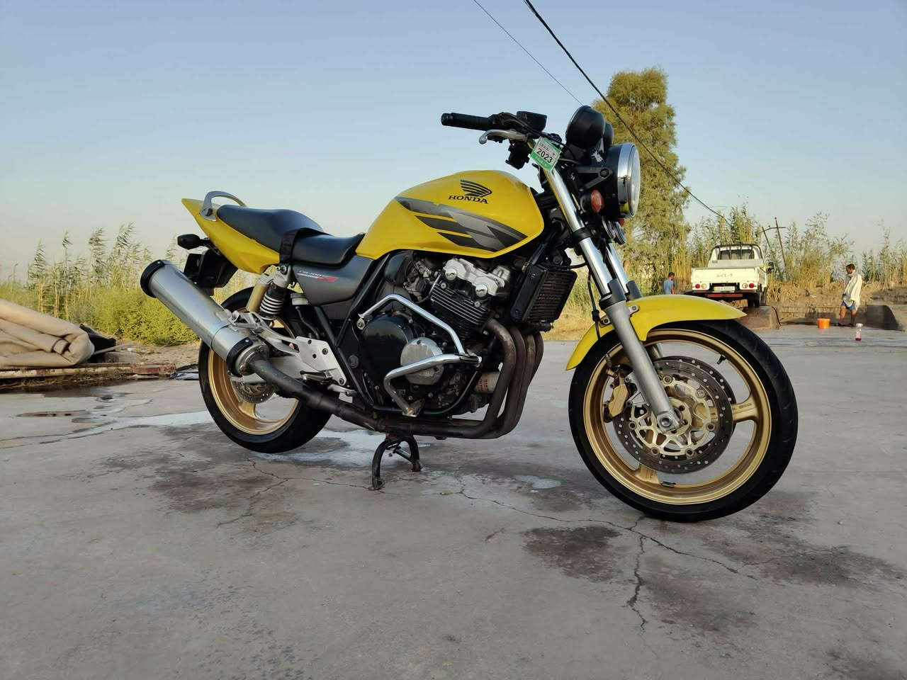 *للبيع: هوندا CB400 الجيل الثالث - نسخة Security*  
*المواصفات:*
- *سنة الصنع*: 2005
- *اللون*: أصفر
- *الحالة*: ممتازة جداً، لا تحتاج أي صيانة
- *المحرك*: بحالة ممتازة
- *الكير والكلج*: بحالة ممتازة
- *الضمان*: كفالة عامة
ملحقات / إطار جيلاتين رياضي 
*المكان*: السماوه - الرميثه
*السعر*: ٢٤$ و قابل للتفاوض 
*للاستفسار والاتصال*: *********** 

ملاحظة: الدراجة نظيفة جداً ومستخدمة استخدام شخصي . البيع لظروف خاصة.
