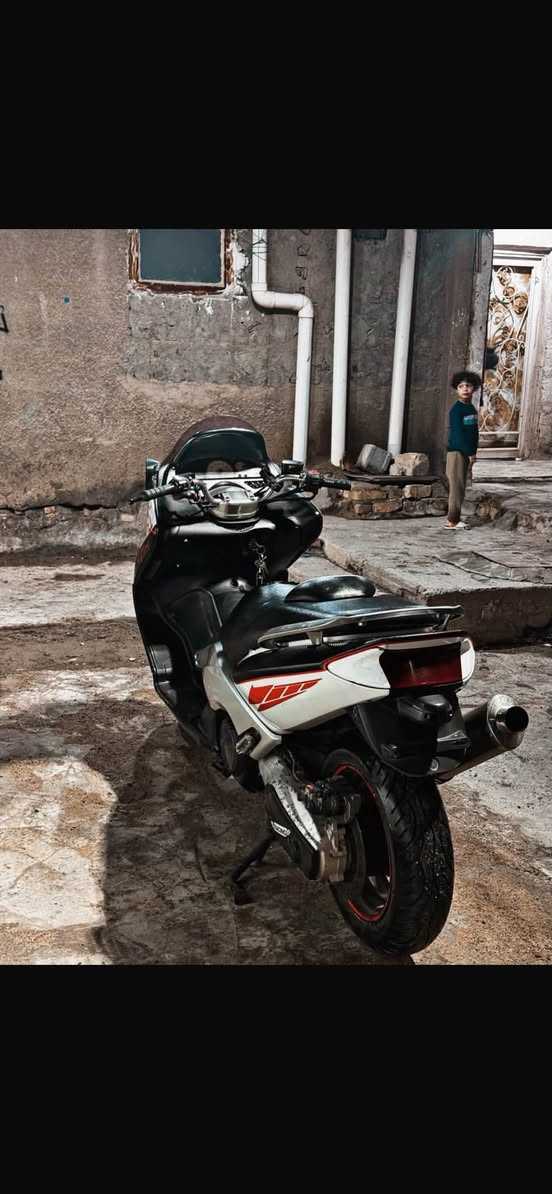 T MAX 
مديل 2007 كابريتر 
دراجه بيه تزويد 
ستيرن رياضي 
كلج مالوسي 
فجوج بريمبو 
ضالنصه افور اصليه 
دراجه مكينه بلاد مكفوله من كلشي
وكفر بلاد اضلي ابيض 
السعر 18 💵
هـ ‭***********‬
