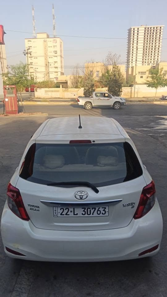 یارس 2014 
دوو پارچەو نیوو سبوغە یەک قنجی گچەی ژۆری هەیە 
سەنەوی بەسەر چووە رەقەمی نوێیە
سەیارەکی هەتا بلێی توند و تۆلە 

ئەگەر مووشتەری نی سەرمان مەیشێنە لە ڕێزم

*********** أربيل, العراق

