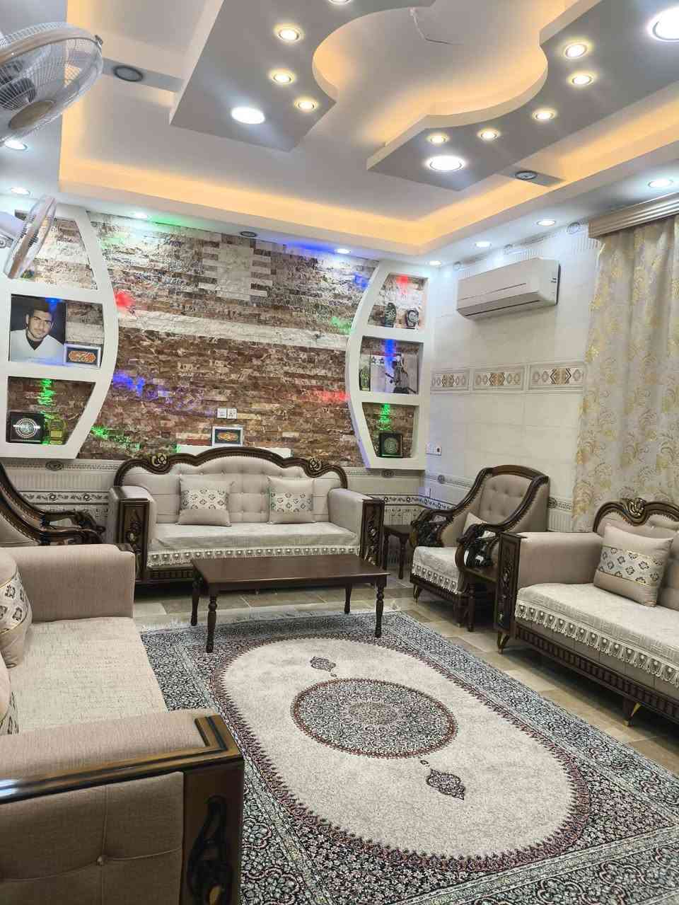 بيت للبيع مساحه ٢٠٠ م ركن طابو صرف على شارعين ١٥ م بناء جديد طابقين طابوك صب مسلح يحتوي على استقبال وصاله و٥ غرف نوم ومطبخ وصحيات  وكراج موقع البيت مميز جدا مقابل المستوصف عنوان كربلاء حي المجتبى أي استفسار اتصل ***********  نستقبل جميع العروض في انحاء كربلاء
سعره   ٣٩٠ مليون بي مجال قليل
