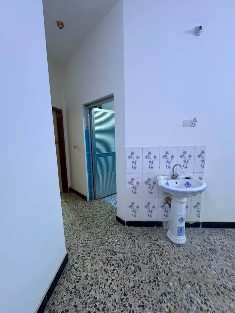 شقة للايجار في البصرة حي المهندسين المربع الذهبي ، في الطابق الاول ، مساحتها ٨٩ م بيها غرفة وصالة ومطبخ وحمام 
سعر الايجار ٤٥٠ الف شاملة اجور ماء وكهرباء 
للتواصل / ***********
