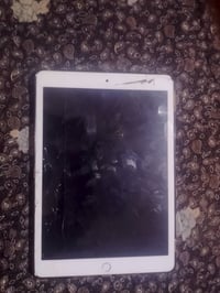 ايباد ٩ • ذاكرة ٦٤ • حساس مكسور