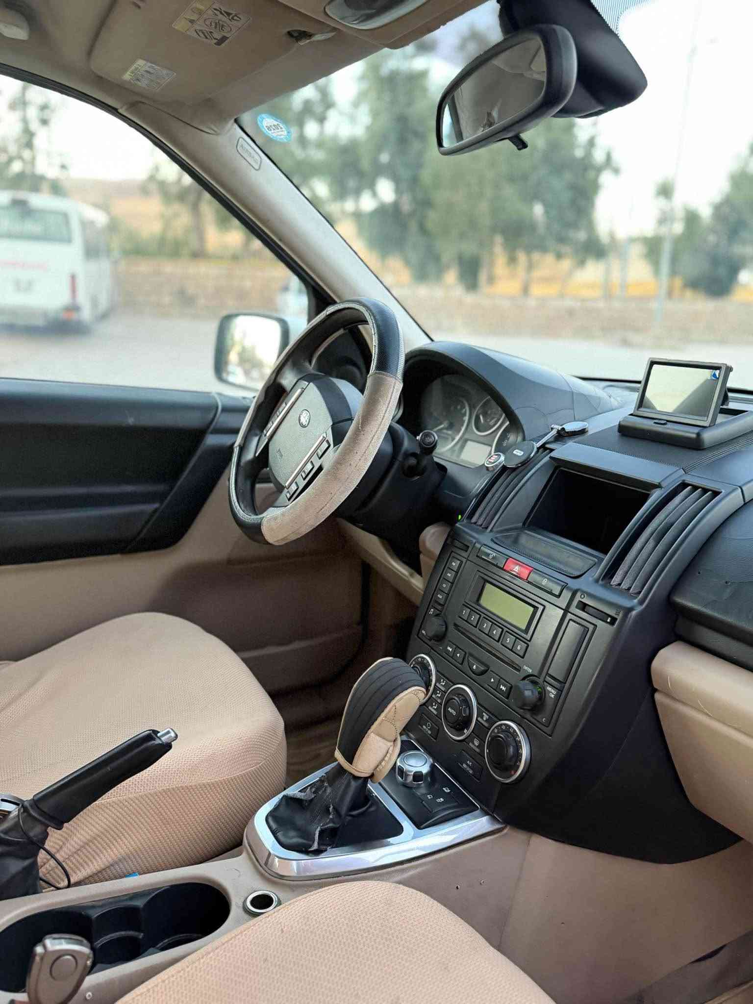 Land Rover 2012 🇬🇧🥇
رەقەم سڵێمانی سەنەوی تا٢٠٣٠مانگی ٩ نوێیە 
بێلێدران بێ بۆیاخ بەناو کردن بەشەرت 
مەکینە ٣.٢،v6 ،٢٣٠/هۆرسپاوەر 🐎
تەبڵ ئەکسل کارەبای🛘
گێر تۆماتیک و عادی ٦ گێر 
تەبرید ساردو گەرم لەگەڵ سویچ
5مۆدی ڵێ خورینی هەیە و کامیراو حاسەیە 
بەسمەیە سوکان ڤۆڵیوم aux /CD/  تەعدید سورحە
سندوق شەفتە هتد مواسافاتی زۆرە باس نا کرێ.
جوار تایە و ویلی لۆکی لەژێرە گێرو مەکینەی بەشەرت تازە سێرڤس عام کراوە یەک دنک مەسروفی تێدانیە/تکایە گەر موشتەری نیت بێزارمان مەکە بۆ ماعمەلە یان نامە بنێرە یان تەلە فۆنبۆ ژمارە مۆبایل ☎️(***********)وەتسئەپ و ڤایبەری لەسەرە، Singapore
