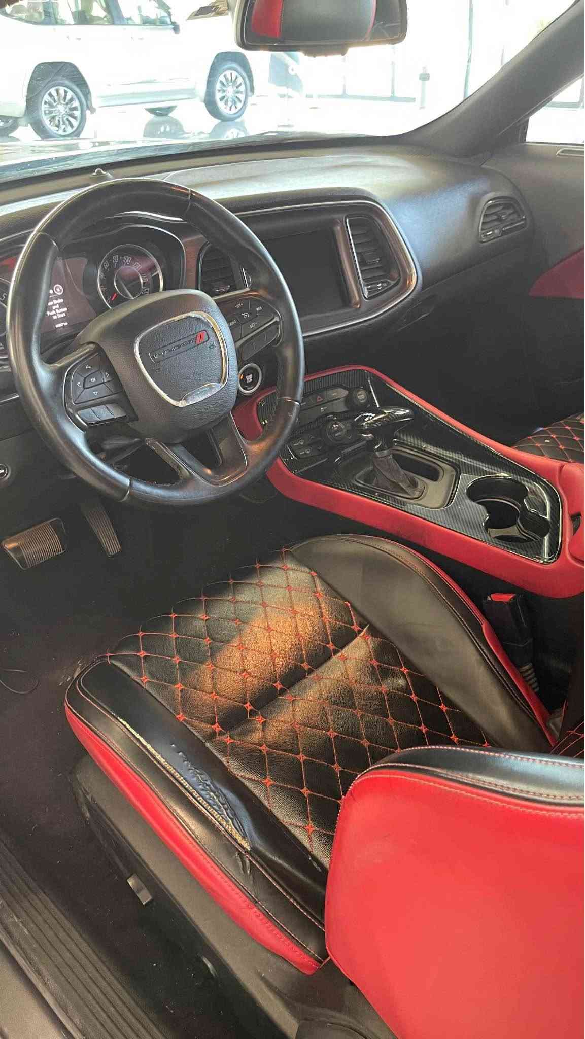 سڵاوتان لێبێت ئازیزان Dodge Challenger RT مۆدێل ٢٠١٩ ، سەیارەکە تەنها 70,000Km ڕۆشتووە گێڕ و مەکینەی بەشەرت ڕەقەم و تەحویل هەمووی بەشەرت مەکینەی 5.7 لتری V8 ی Hime بەهێزی 375HP 
مواسەفات:
کامێرا
بەسمە 
پارک ڤیو 
پارک سێنسەر
کوشن ئەلکانتارا
ئاوێنە هیتەر
 شاشە
زۆر مواسەفاتی تر
نرخی ١٤٥ وەرەقەو مەجال 
بۆ زانیاری زیاتر پەیوەندی بەم ژمارەیەوە بکەن:*********** السليمانية, العراق
